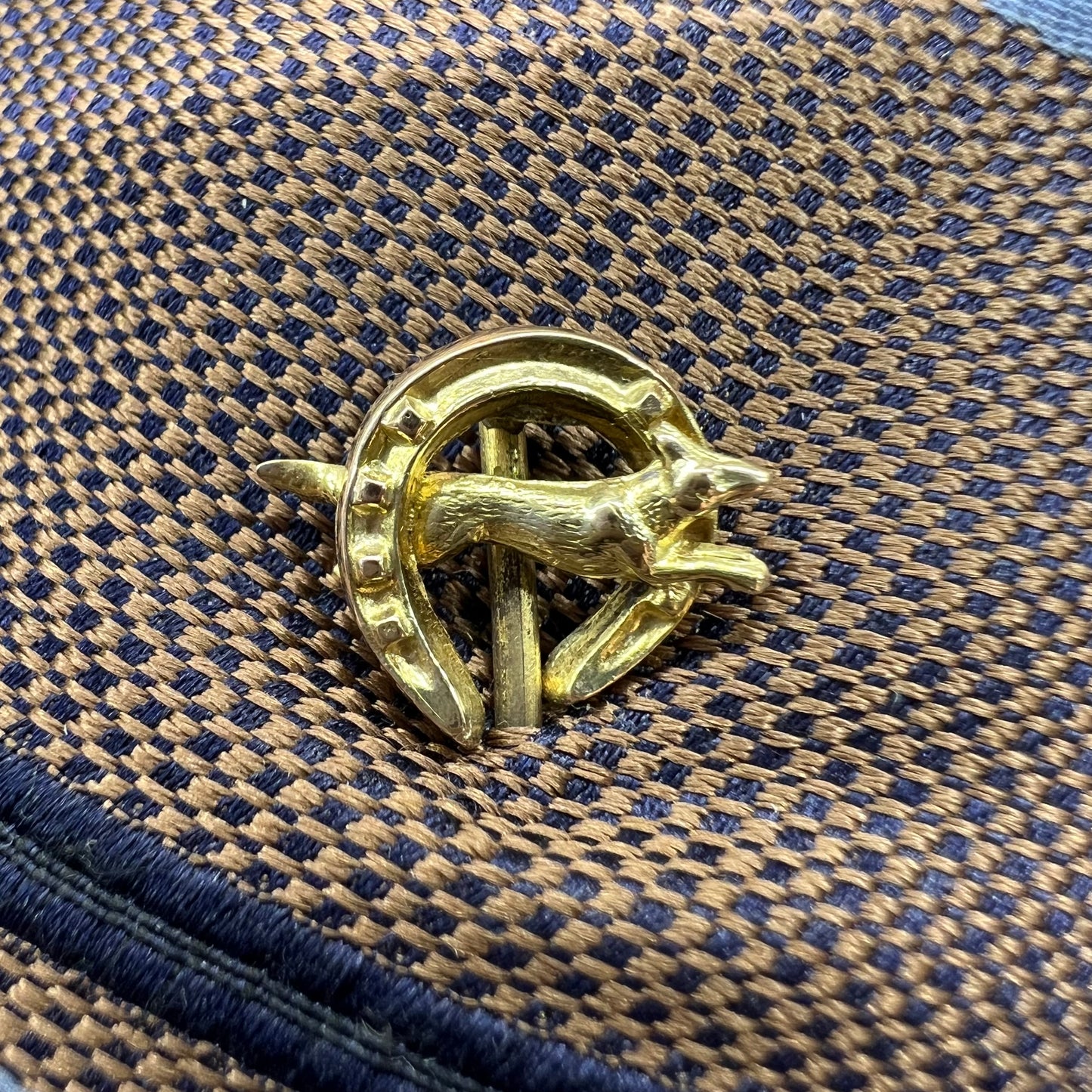 Viktorianische 9-karätige Goldbrosche mit Hufeisen und Fuchs