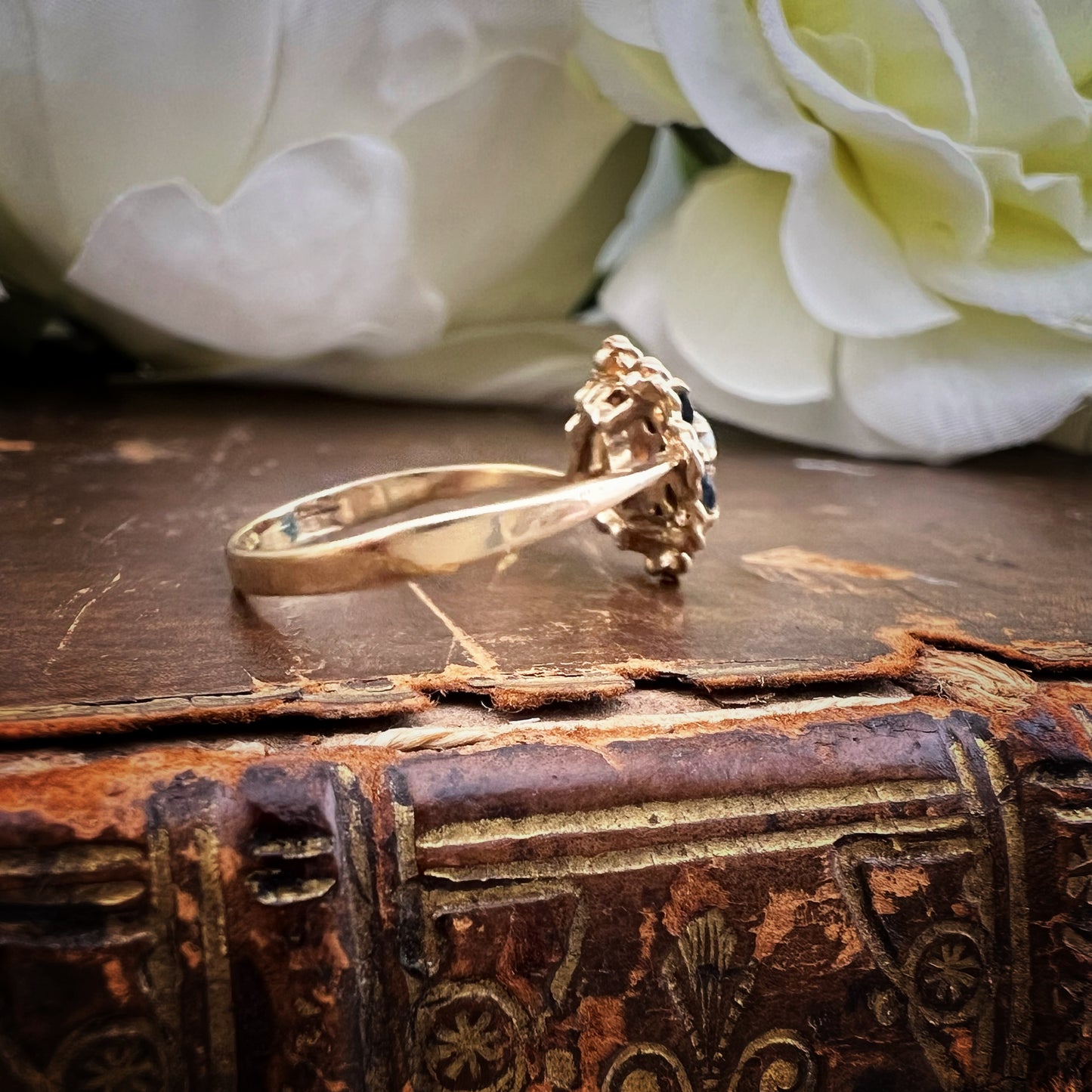 Anello vintage margherita in oro 9 ct con zaffiri e opale – Londra 1979