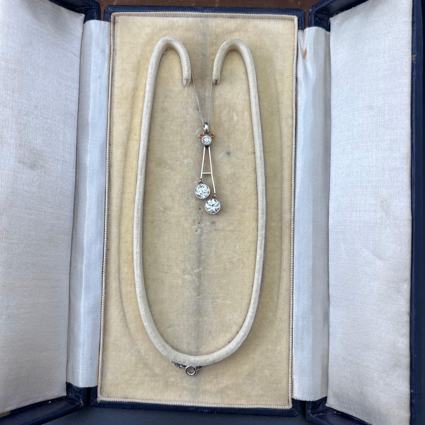 Art Deco pendant in 18k gold and 2.25 carats of diamonds