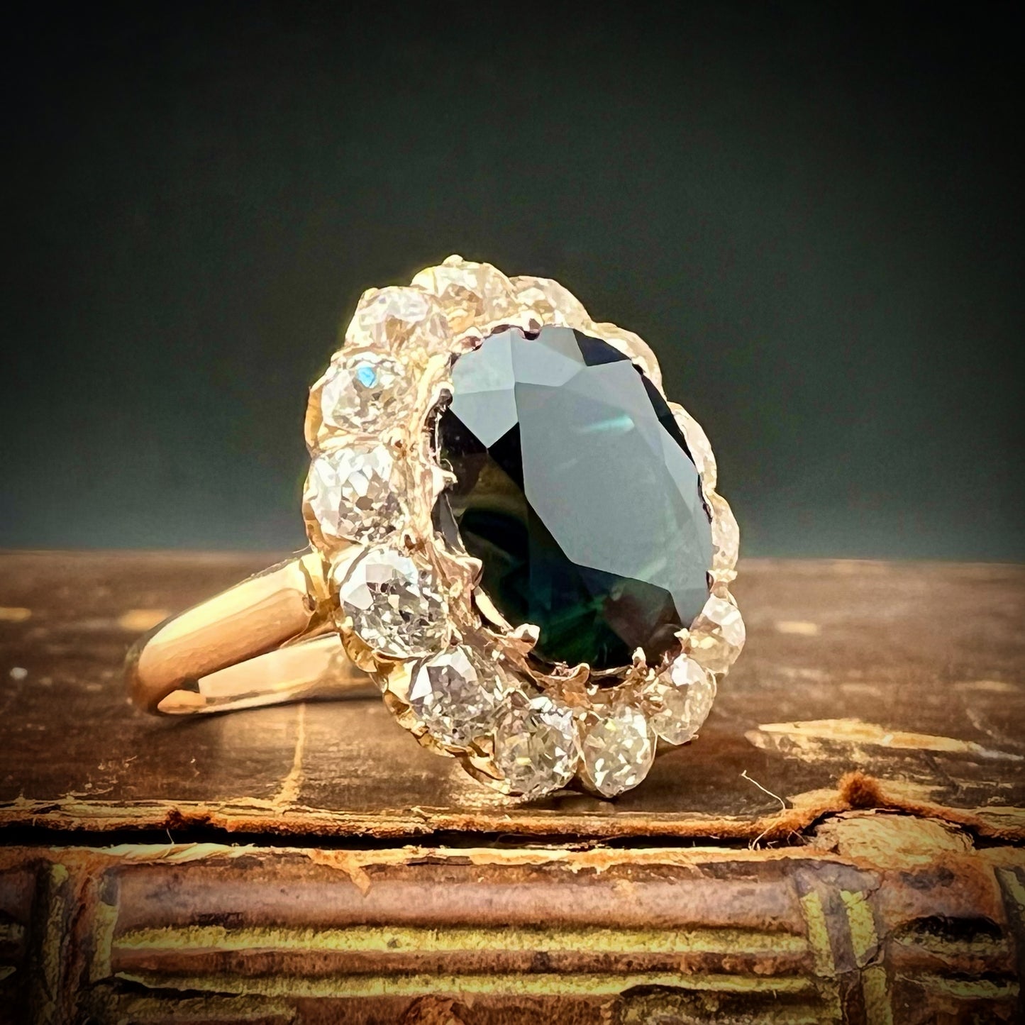 Gänseblümchenring aus 18 Karat Gold mit Altminendiamanten und einem natürlichen Saphir von 4,46 Karat