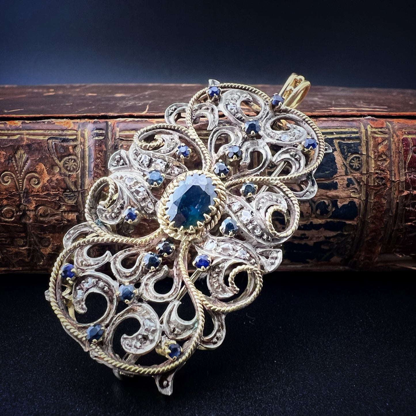 Anhänger - Brosche aus Gold, Silber, Saphiren und Diamantrosetten