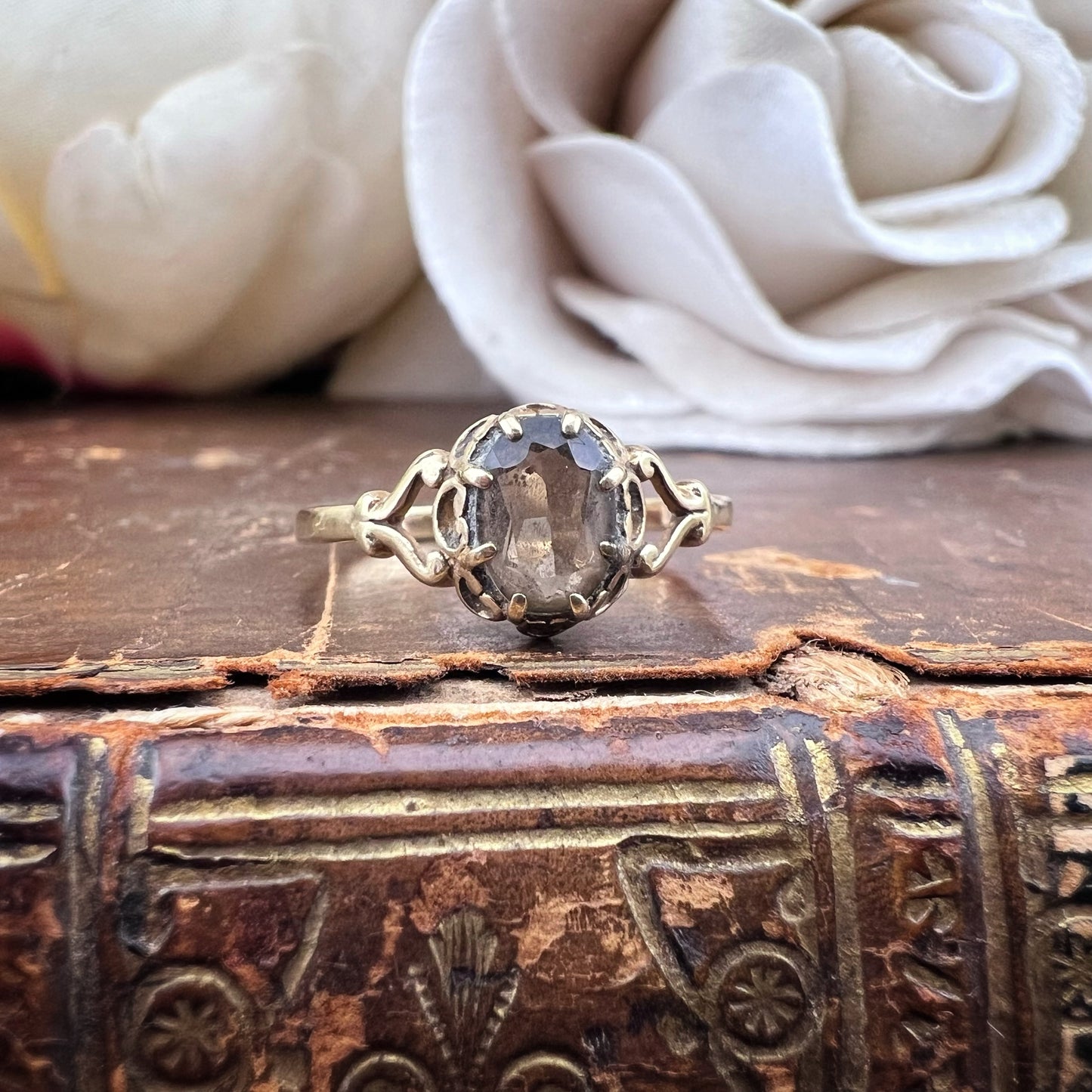 Anello in oro vintage con quarzo fumé e spallette a giorno (Londra, 1992)