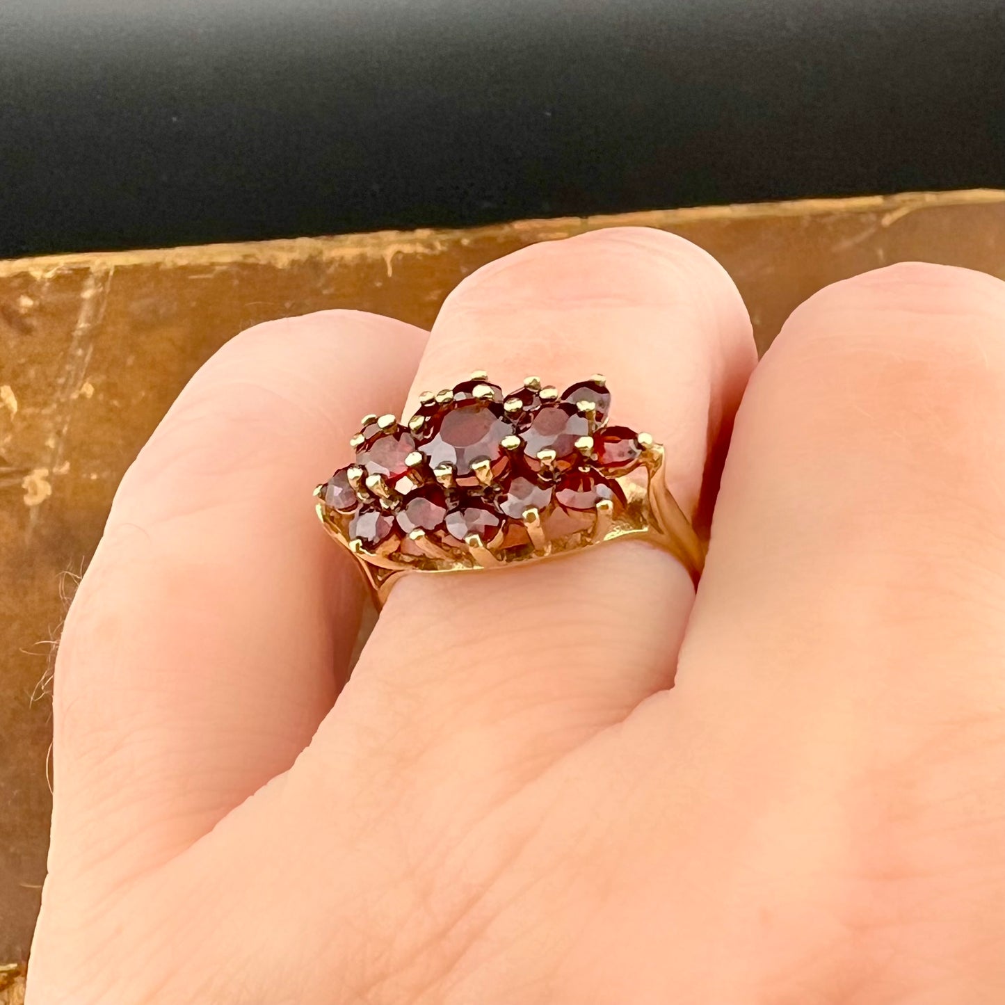 1979 Edinburgh Schottischer Ring in 9 Karat Gold mit Granaten