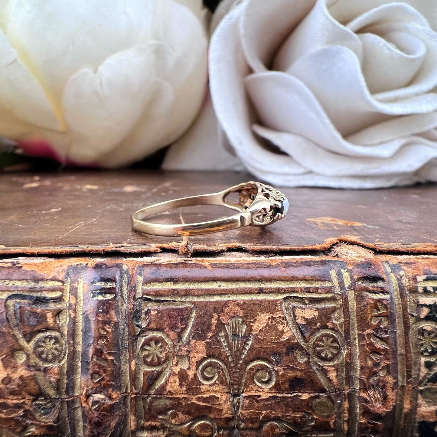 Anello vintage in oro giallo con opali e zaffiri – Birmingham, 1987