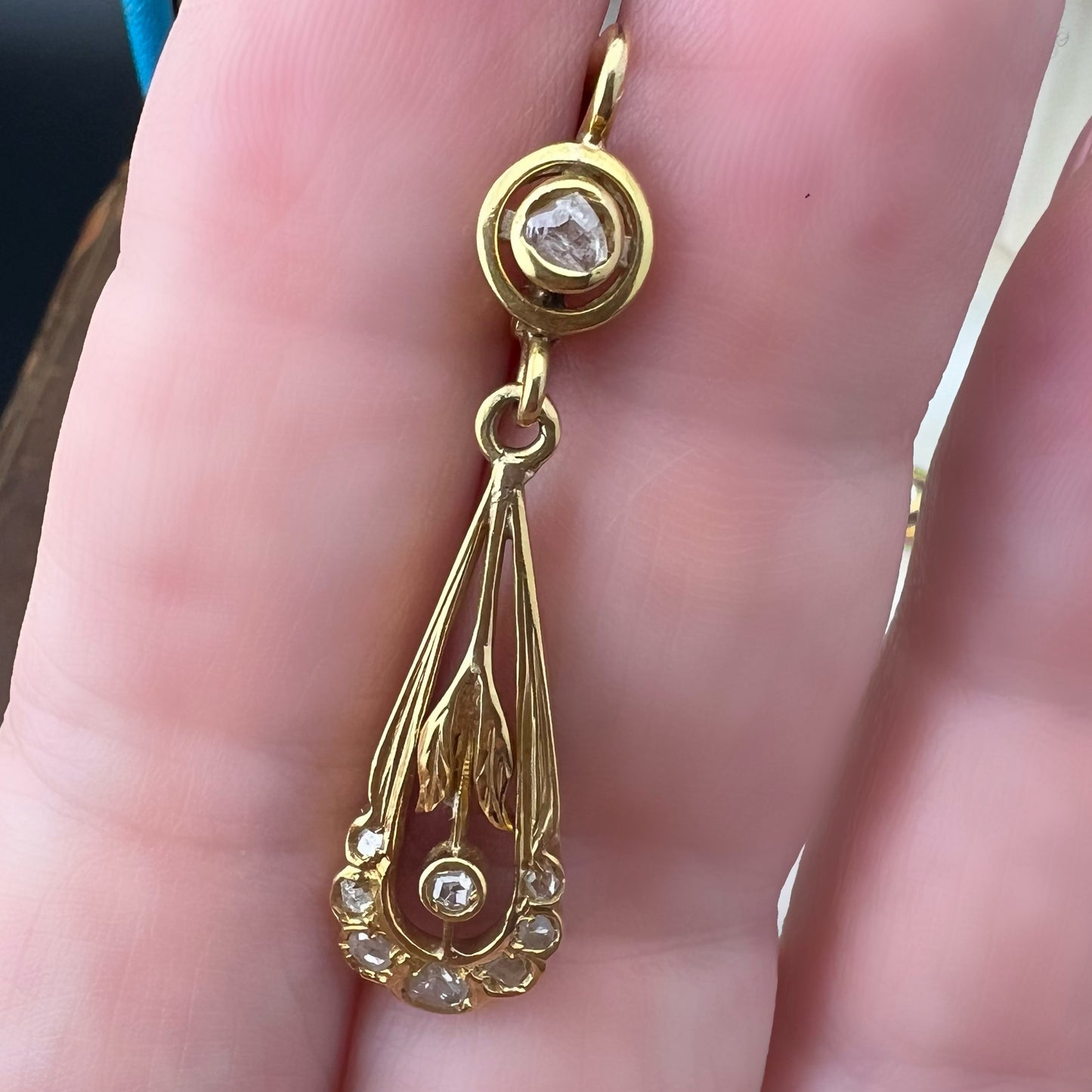 Pair of Art Nouveau earrings in 18K gold and diamonds