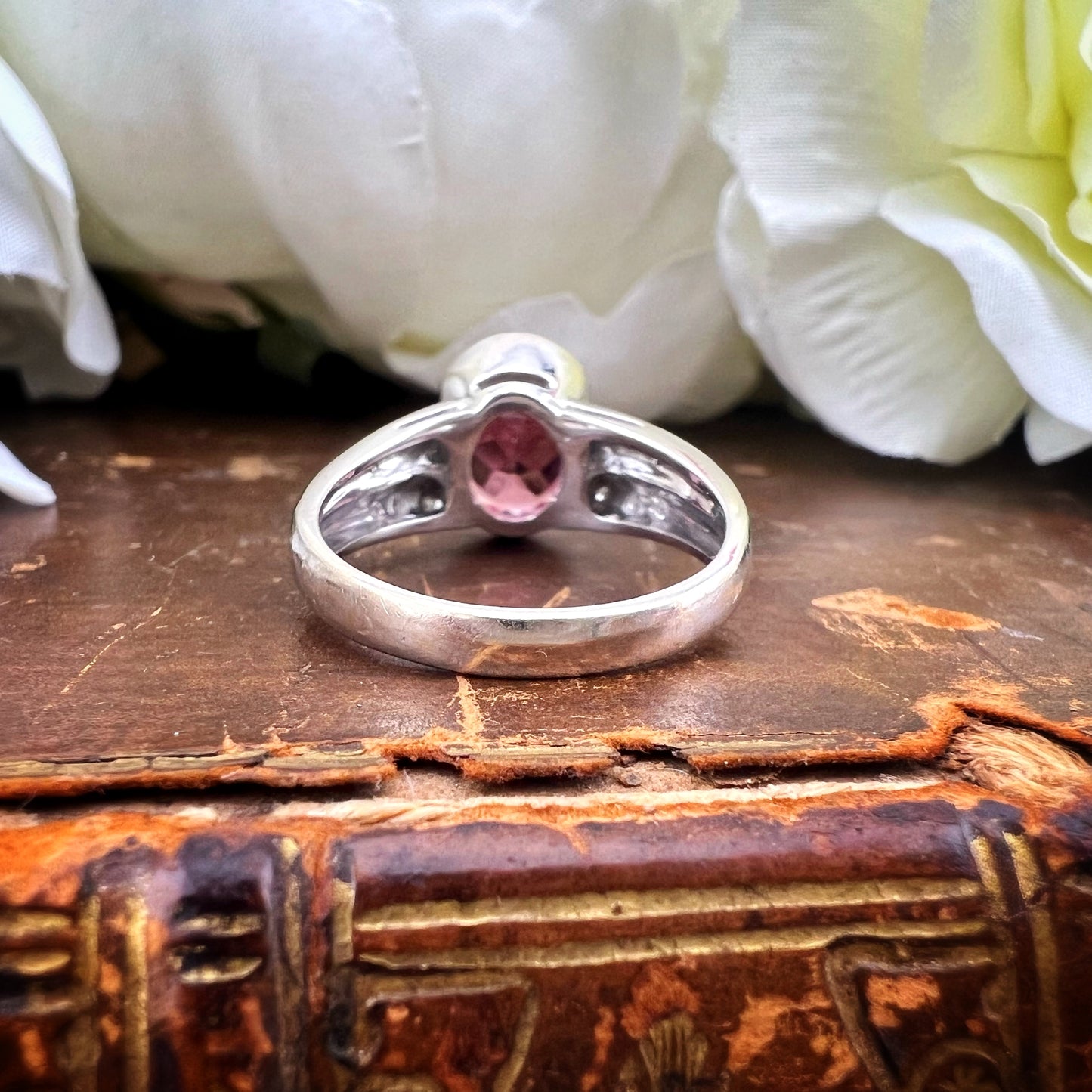 Anello con tormalina, diamanti, oro bianco 18 ct