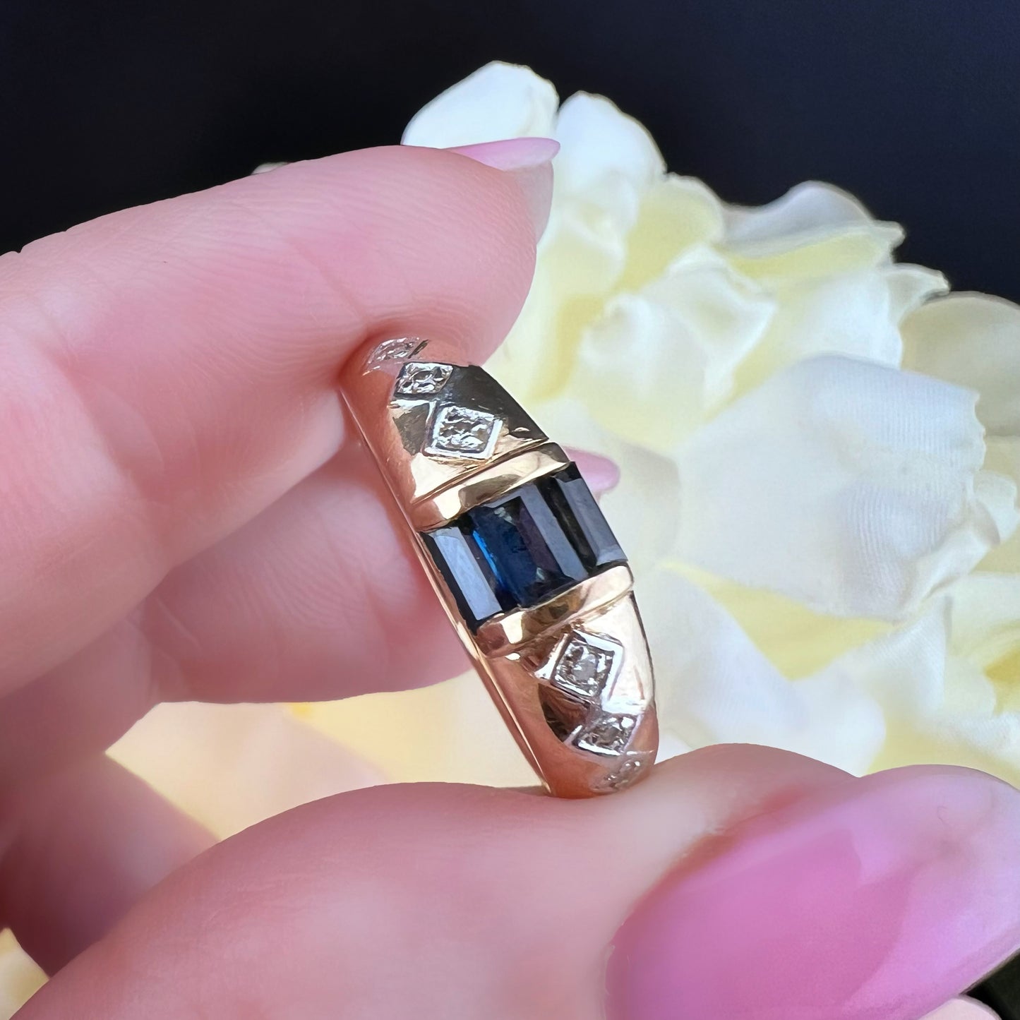 Anello in oro con zaffiri e diamanti