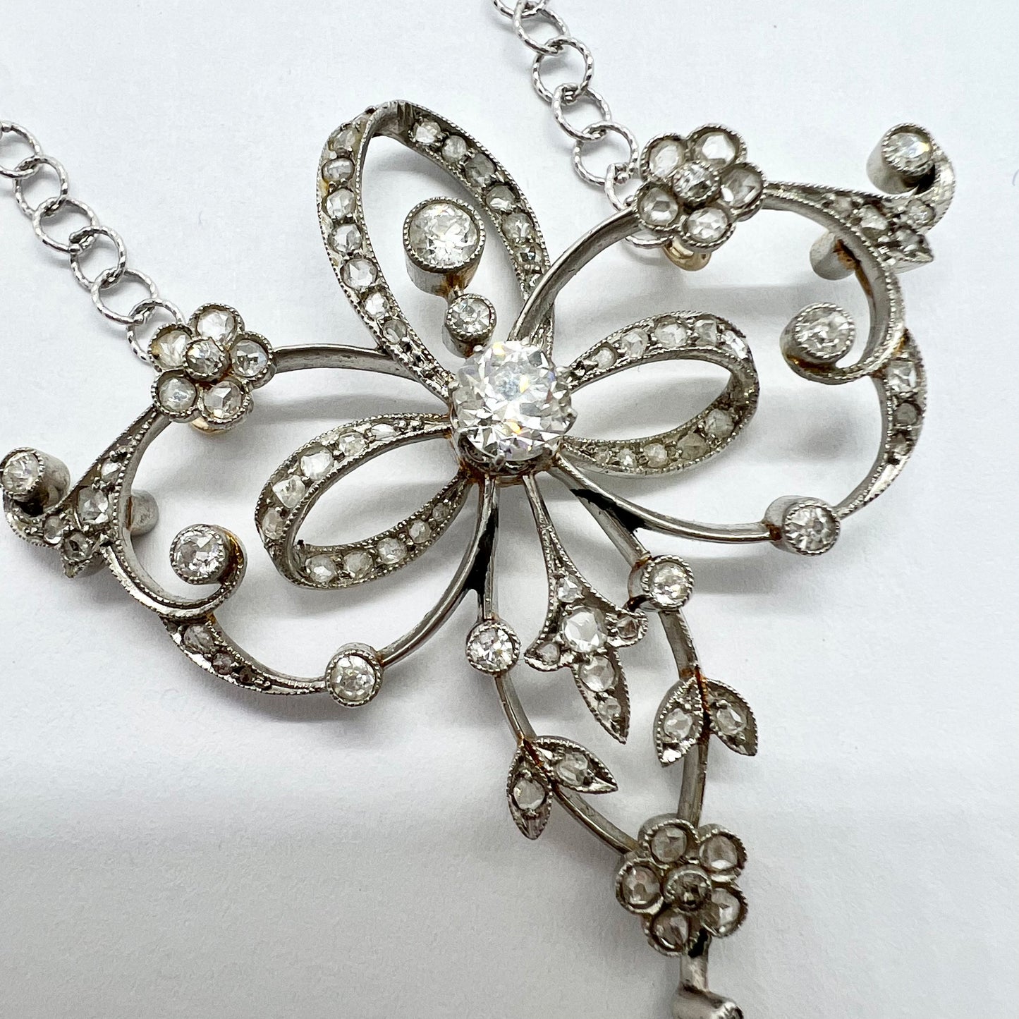 1920s lavalier necklace in 18kt white gold and 1.20ct diamonds
