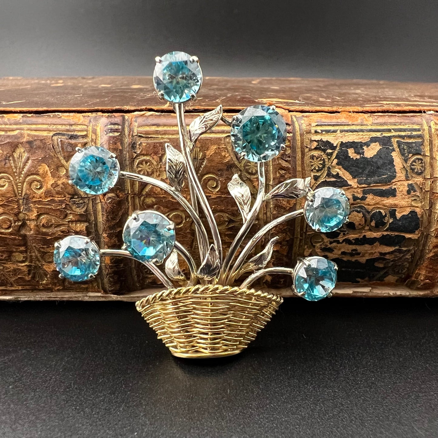 18 Karat Goldkorbbrosche mit blauen Topasen aus den 1950er Jahren