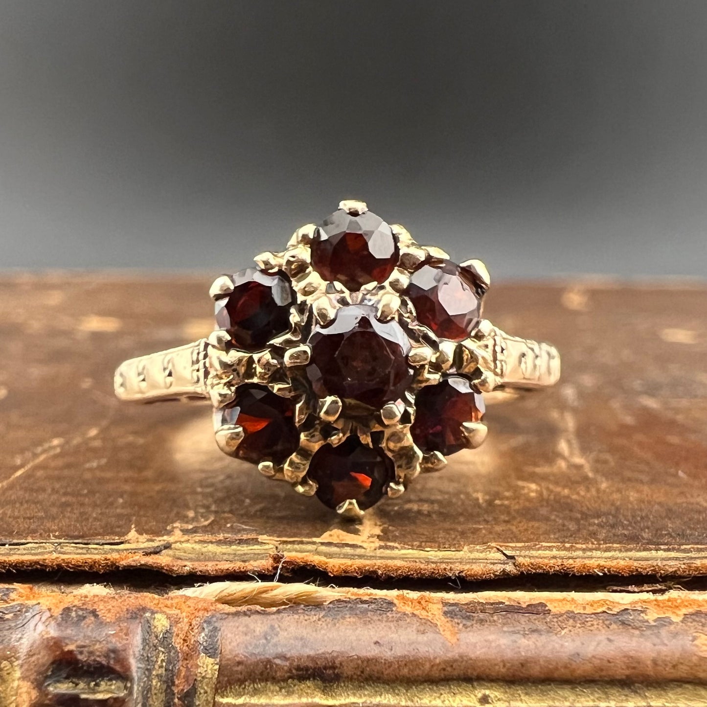9ct gold daisy ring with garnets
