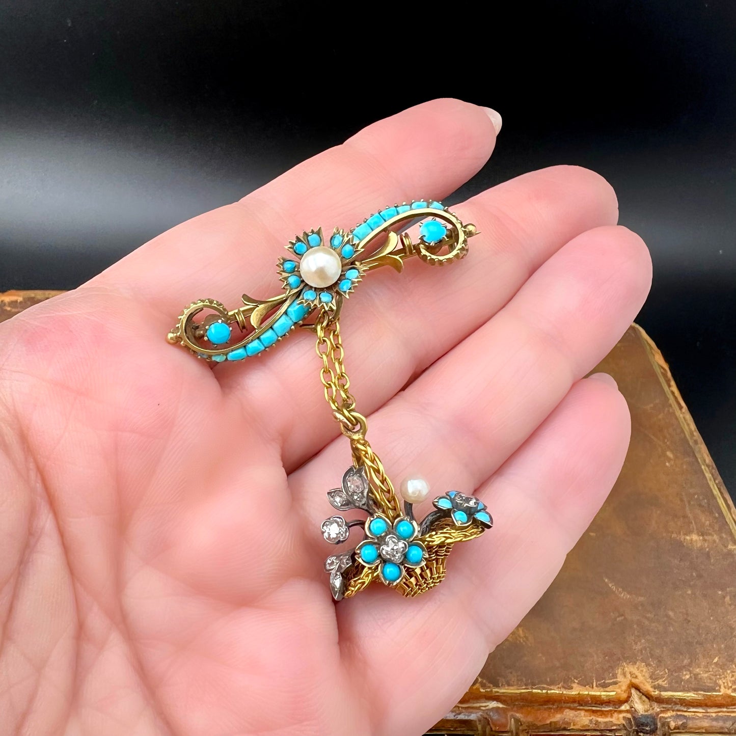 Spilla Antica in Oro Giallo 18 e 12 Ct con Turchesi, Perle e Diamanti – Raffinato Design con Cestello a Sospensione