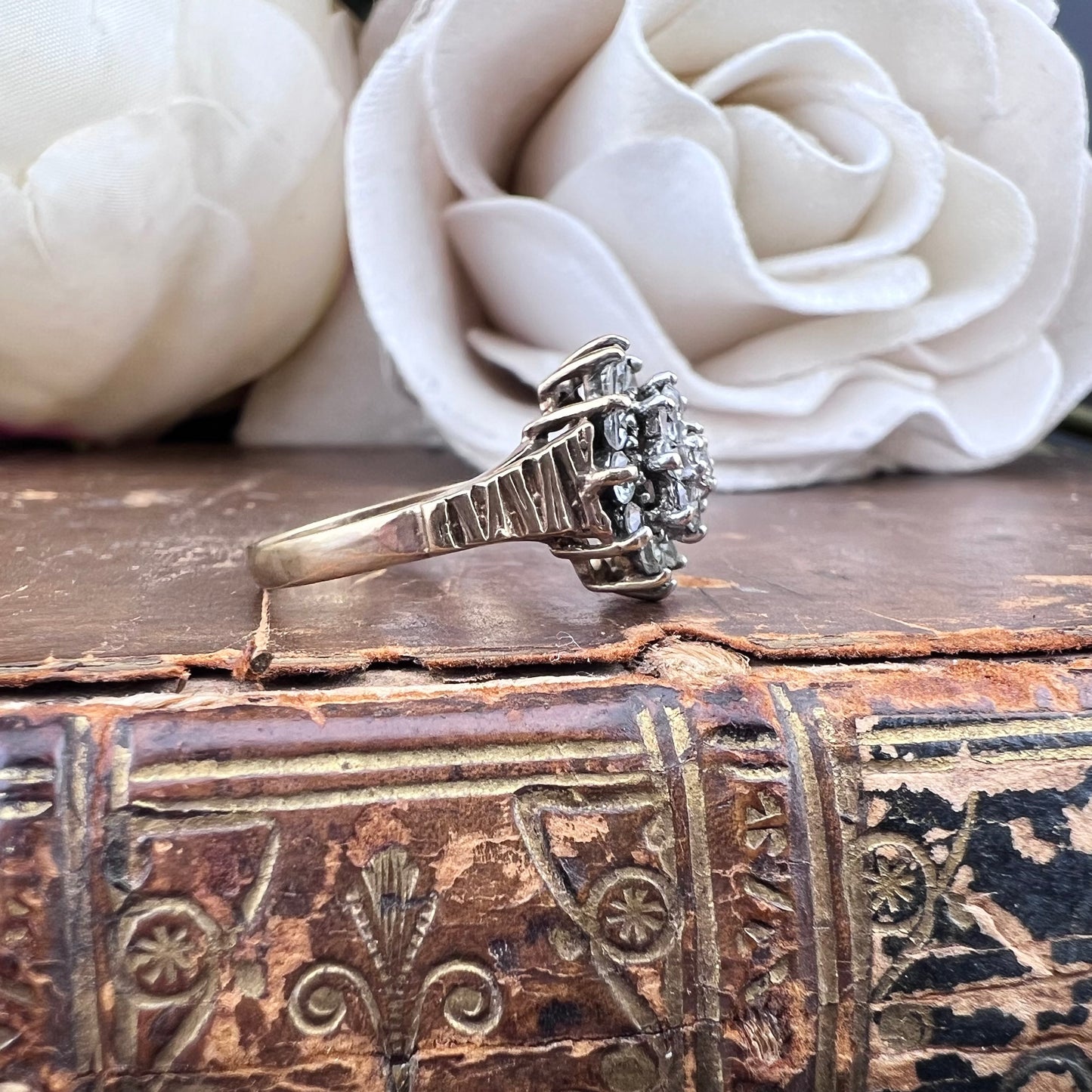 Cluster ring. Anello in oro con quarzi bianchi. Birmingham 1973