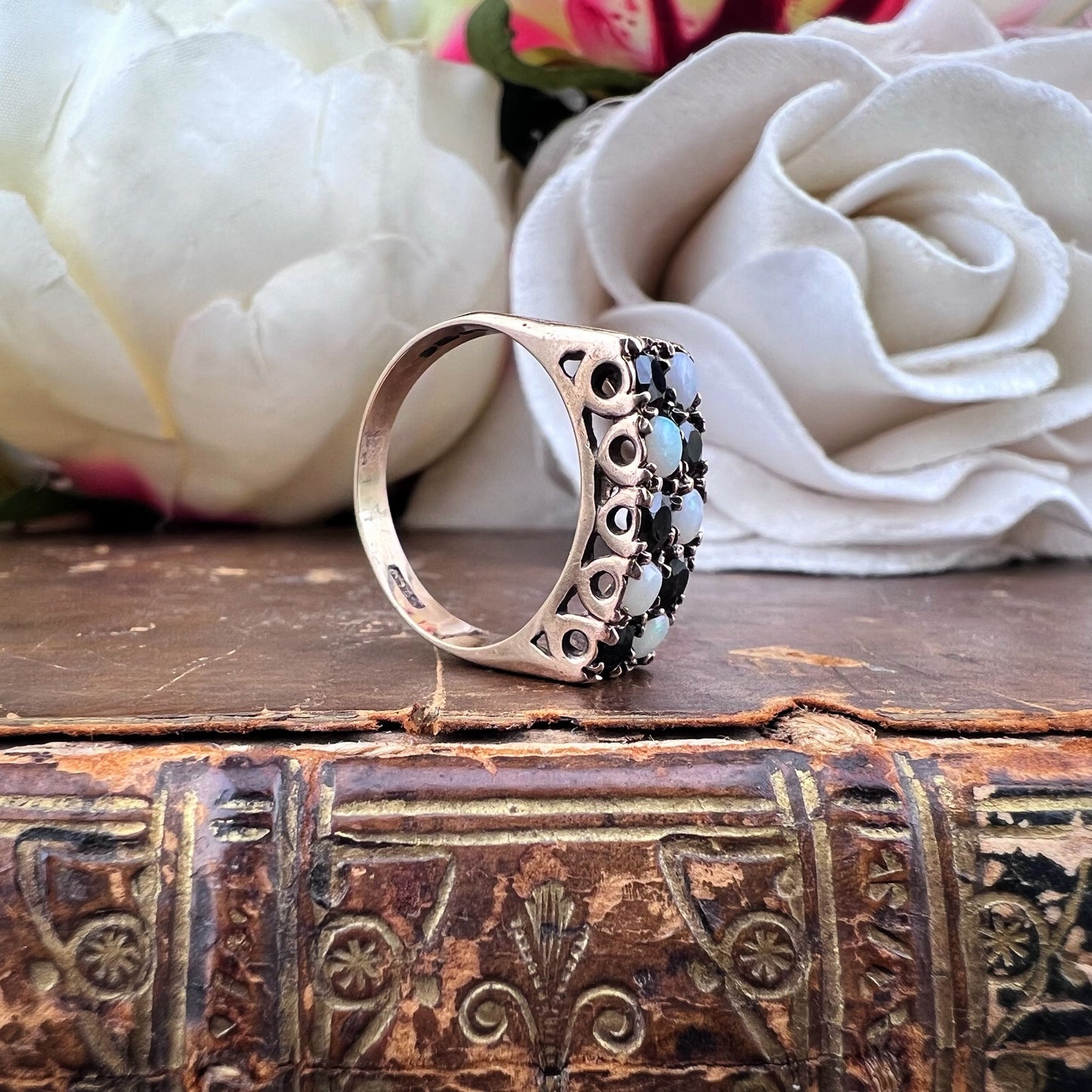 Anello vintage in oro 9 carati, opali e zaffiri-Londra 1980