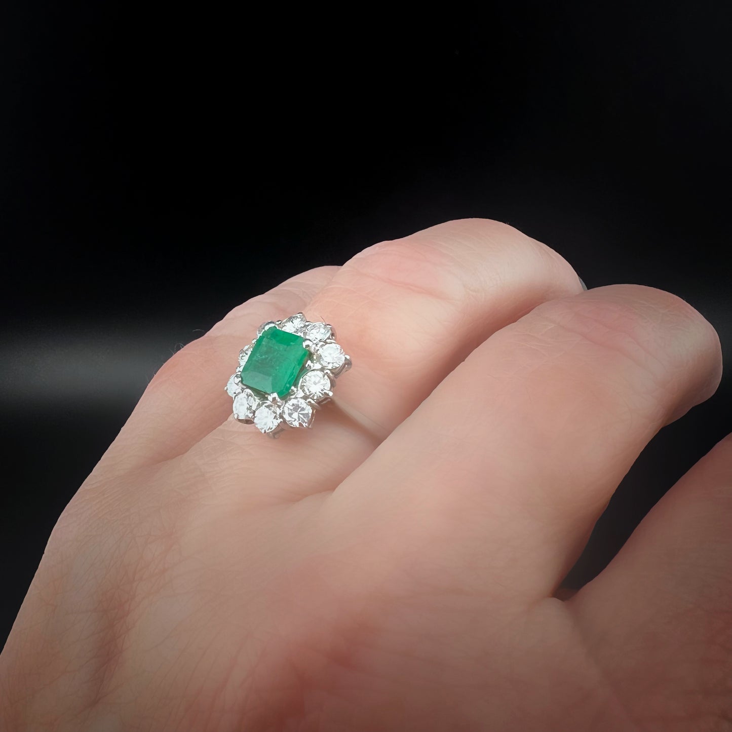 Gänseblümchenring aus 18 Karat Gold mit Smaragd und Diamanten