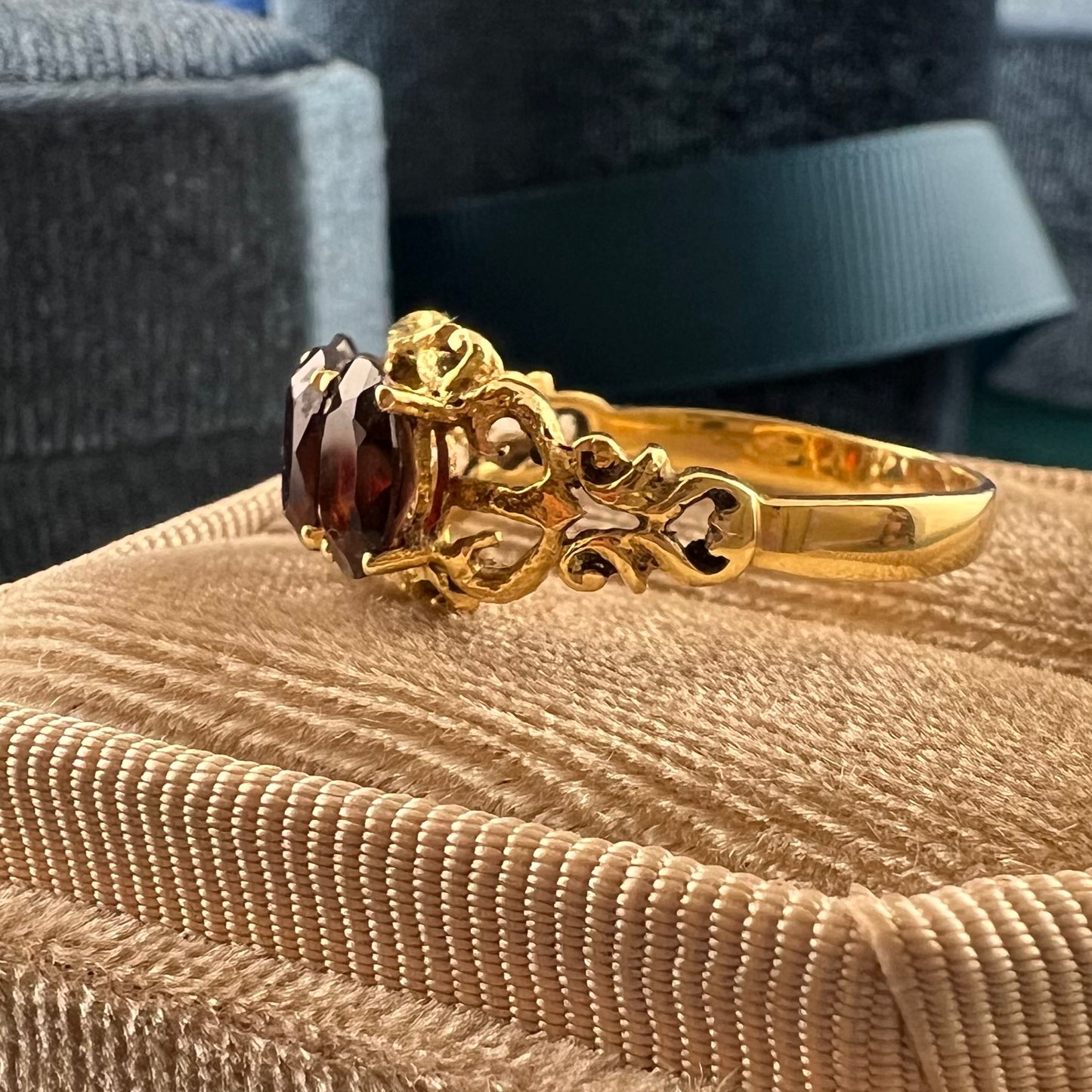 Ring with three garnets in 18k yellow gold