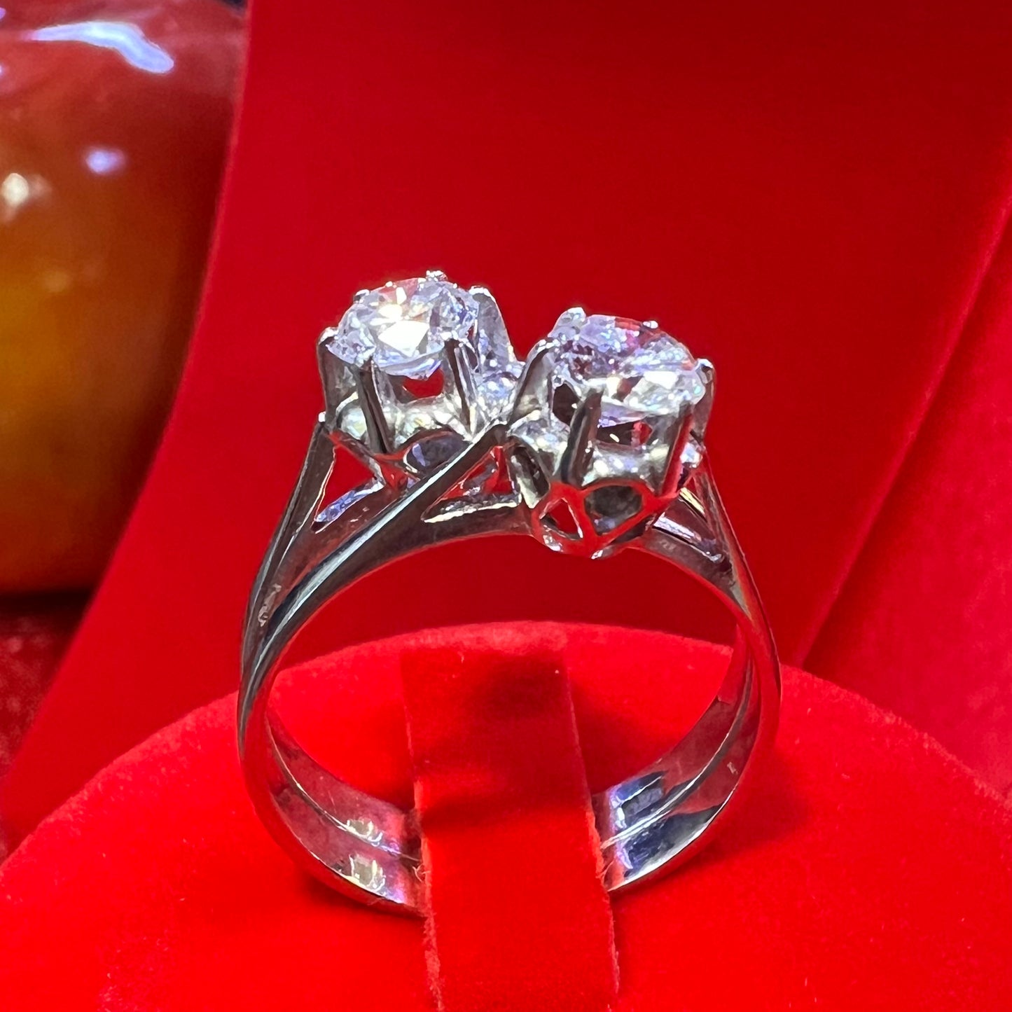 Anello “toi et moi” o contrariè oro bianco 18 kt e diamanti .52/.55 - .46/.48 ct. GIA