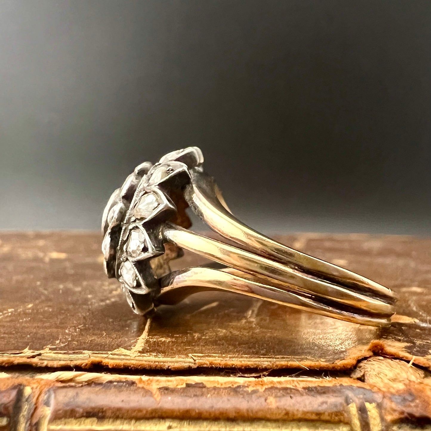 18 Karat Goldrosetten-Diamant- und Silberknospenring