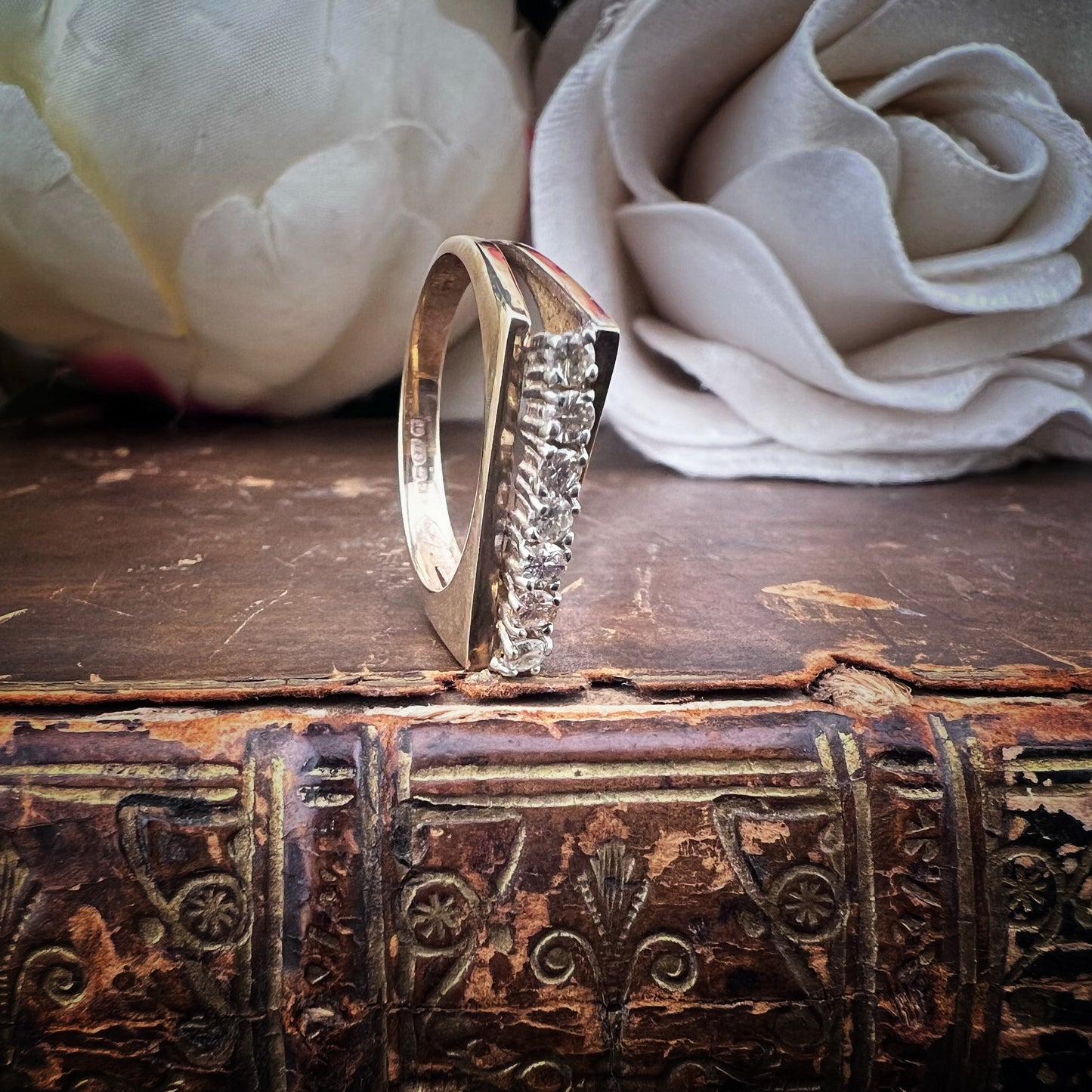 Anello vintage inglese con diamanti – modello a ponte obliquo (Sheffield, 1980)