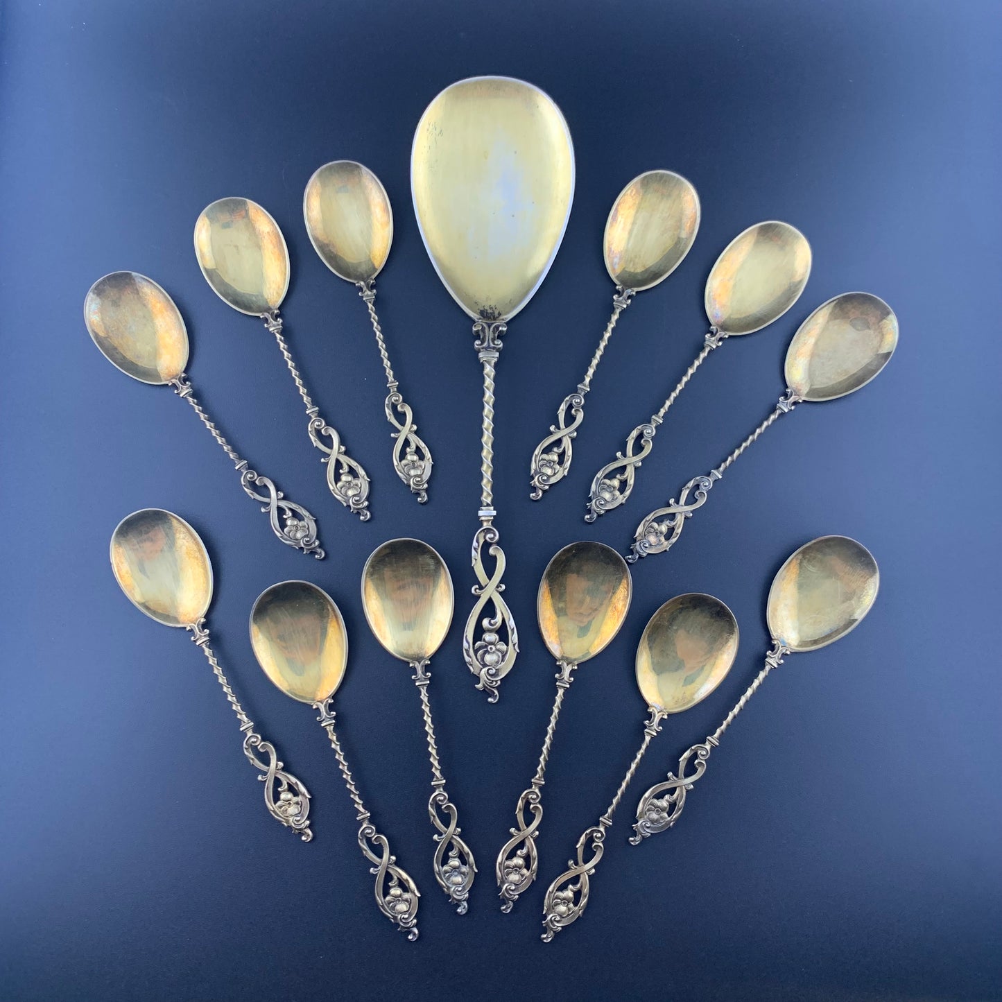 Ein Set aus vergoldeten Eisportionierern und Servierlöffeln aus Silber. Deutschland, Anfang des 20. Jahrhunderts.