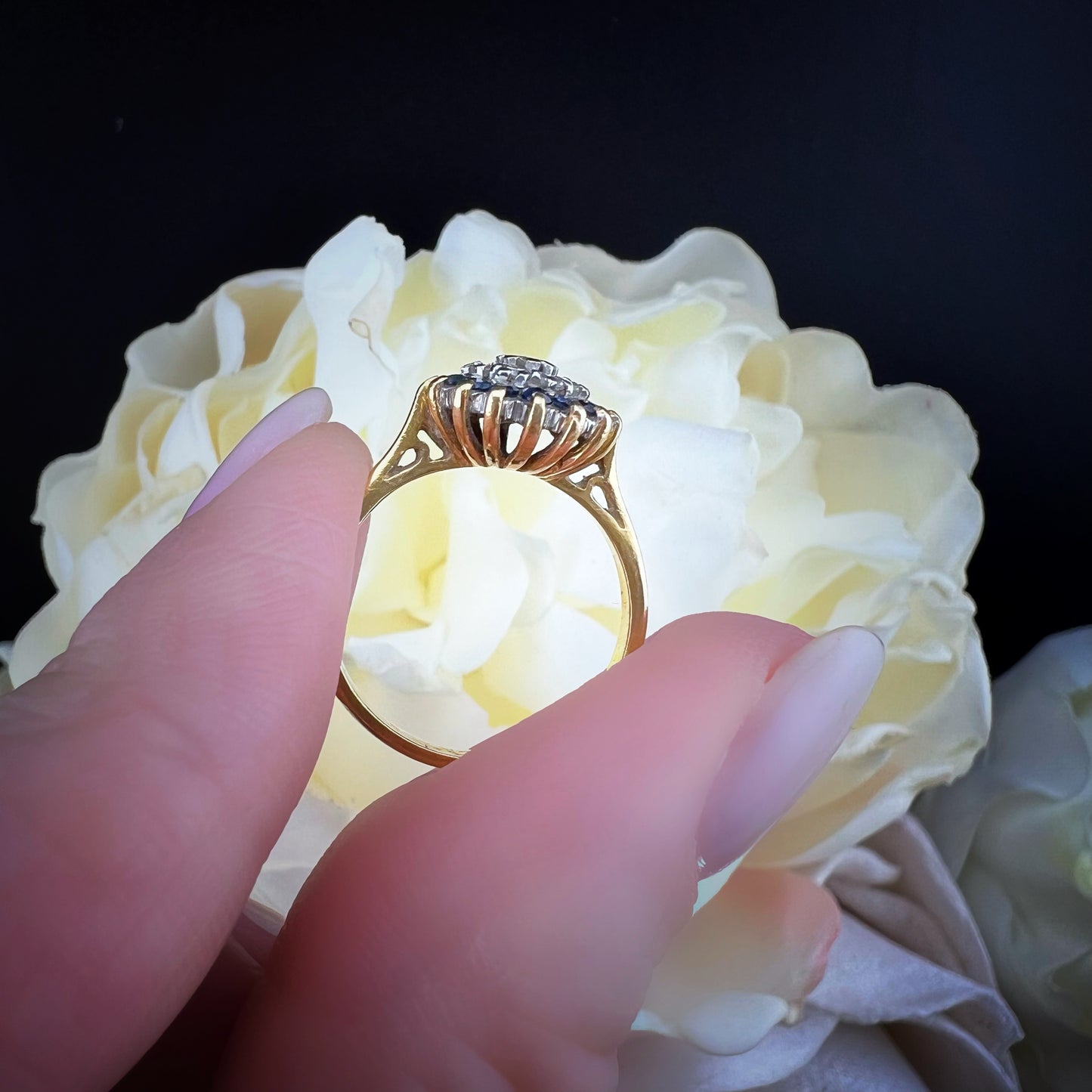 Anello Margherita in oro giallo 18 carati con diamanti e zaffiri – Londra, 1989
