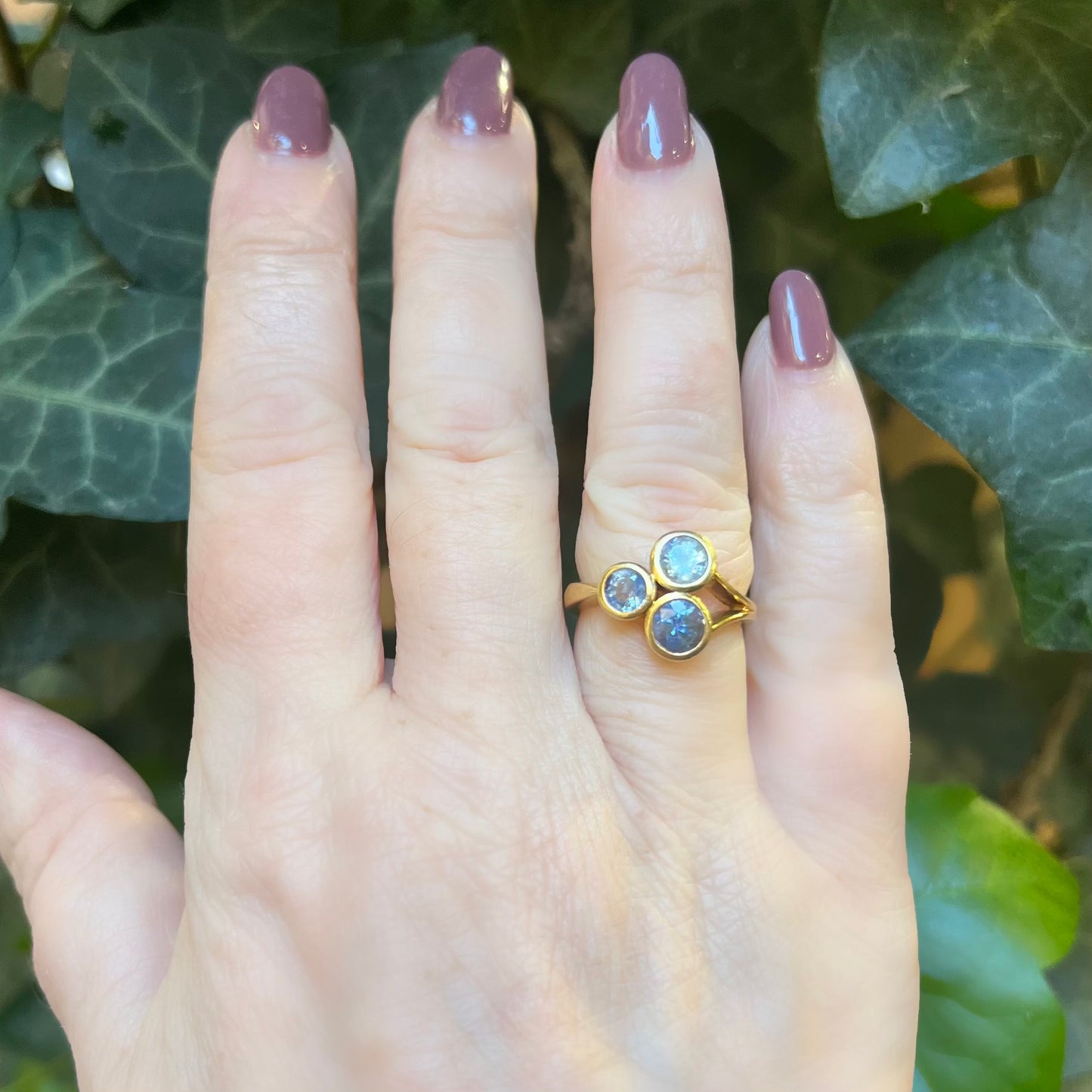Ring with three light blue sapphires in 18k gold