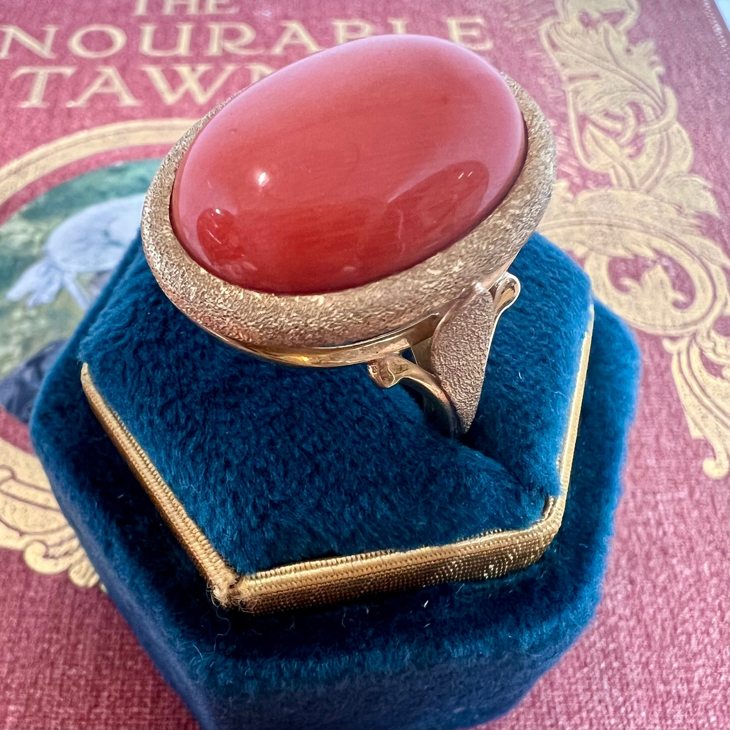 Prächtiger 18K Gelbgoldring mit großem Korallencabochon