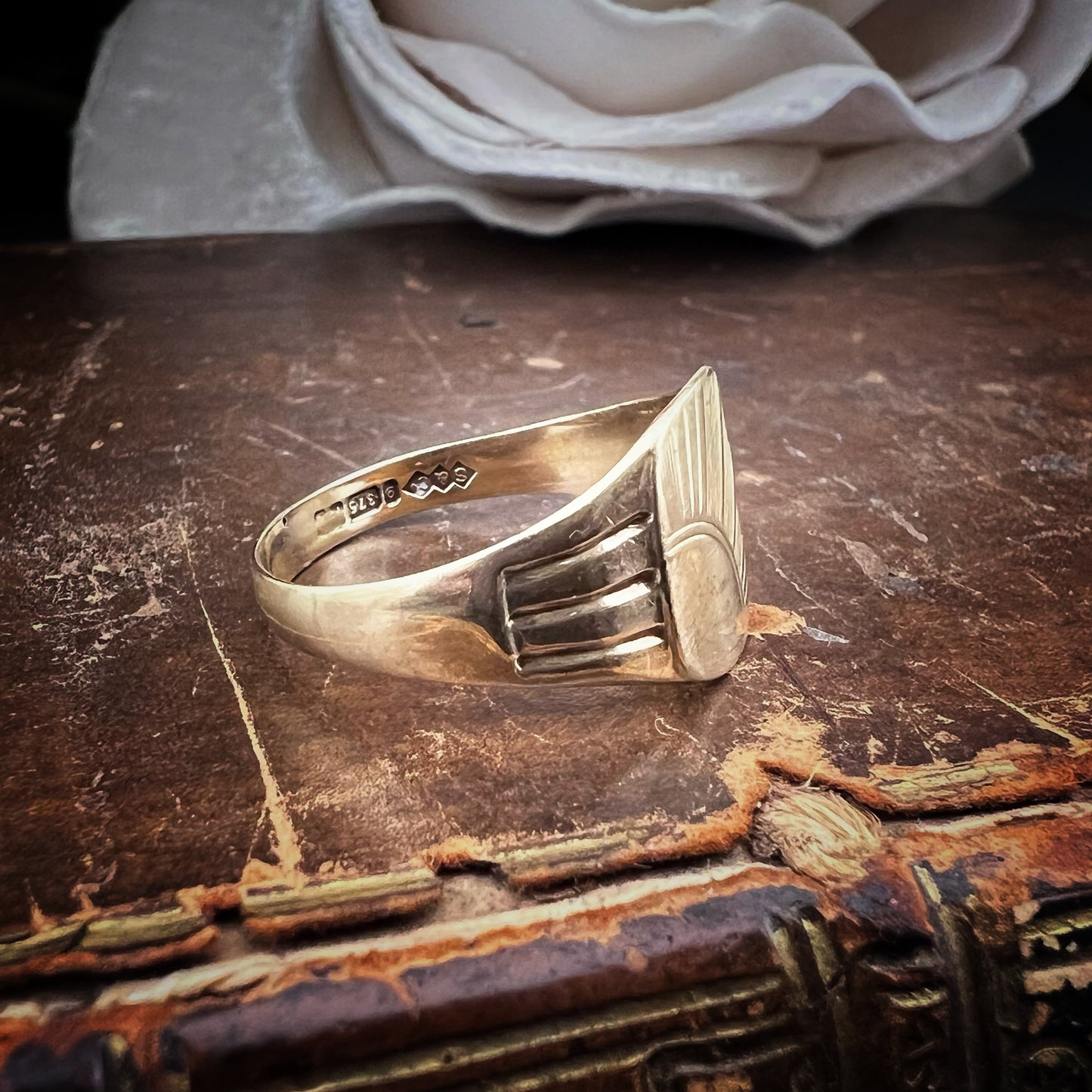 Chevalier vintage in oro con incisione a raggiera