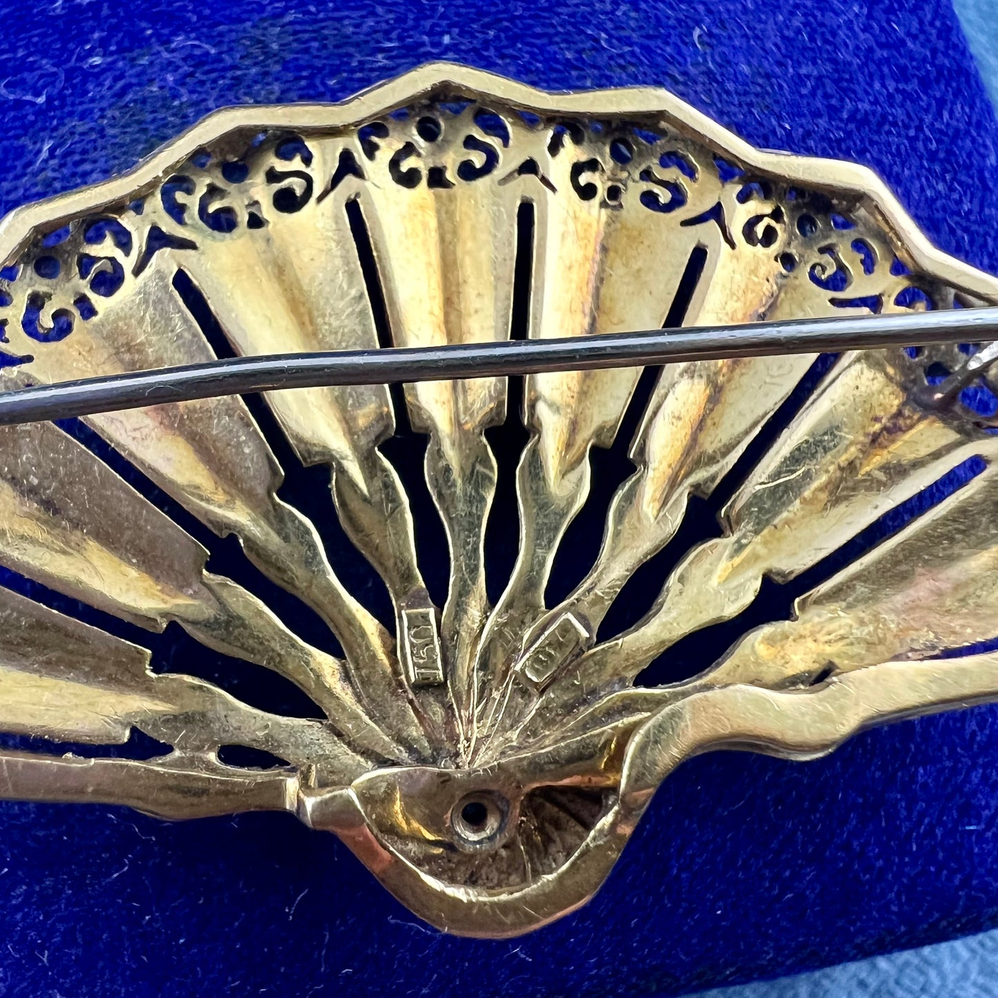 Fächerbrosche aus 18 Karat Gold, Saphir und Emaille. Italien, 1950er Jahre.