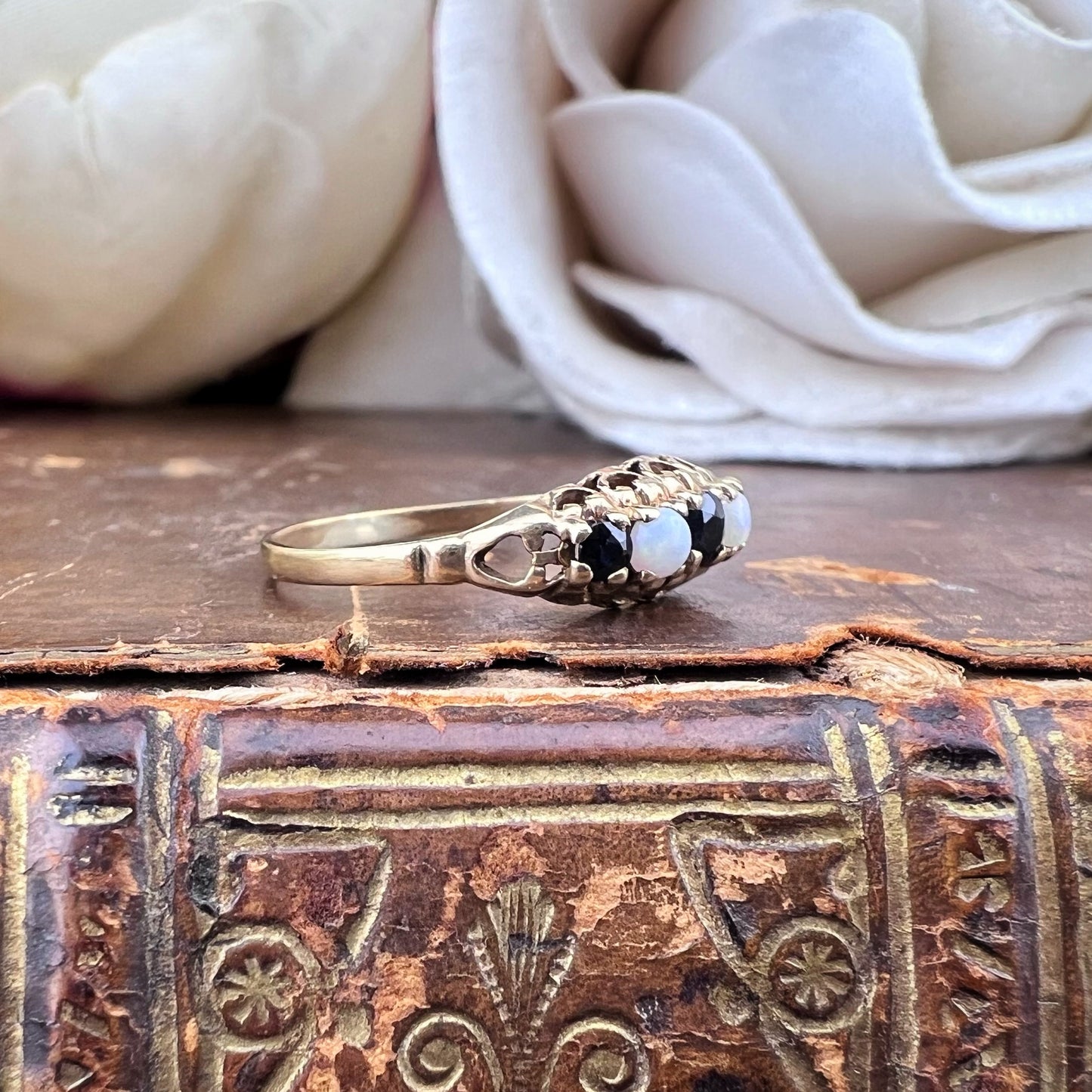 Anello vintage in oro giallo con opali e zaffiri – Birmingham, 1987