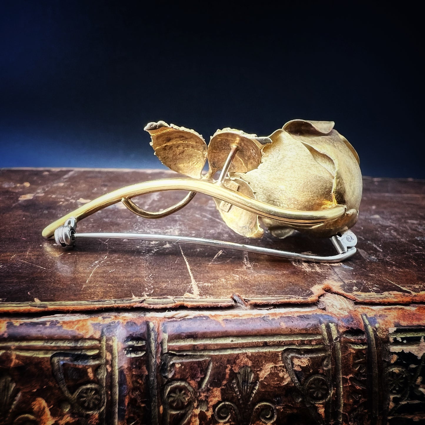 Skulpturale Brosche aus 18 Karat Gold in Form einer blühenden Rose