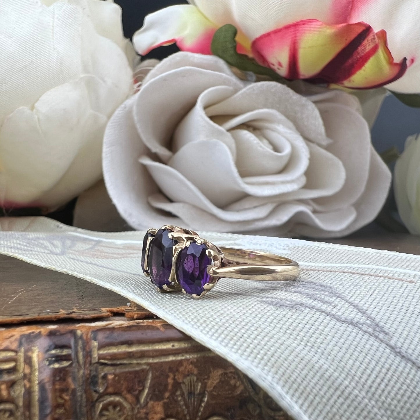Anello trilogy con ametiste in oro giallo – Vintage anni ’70