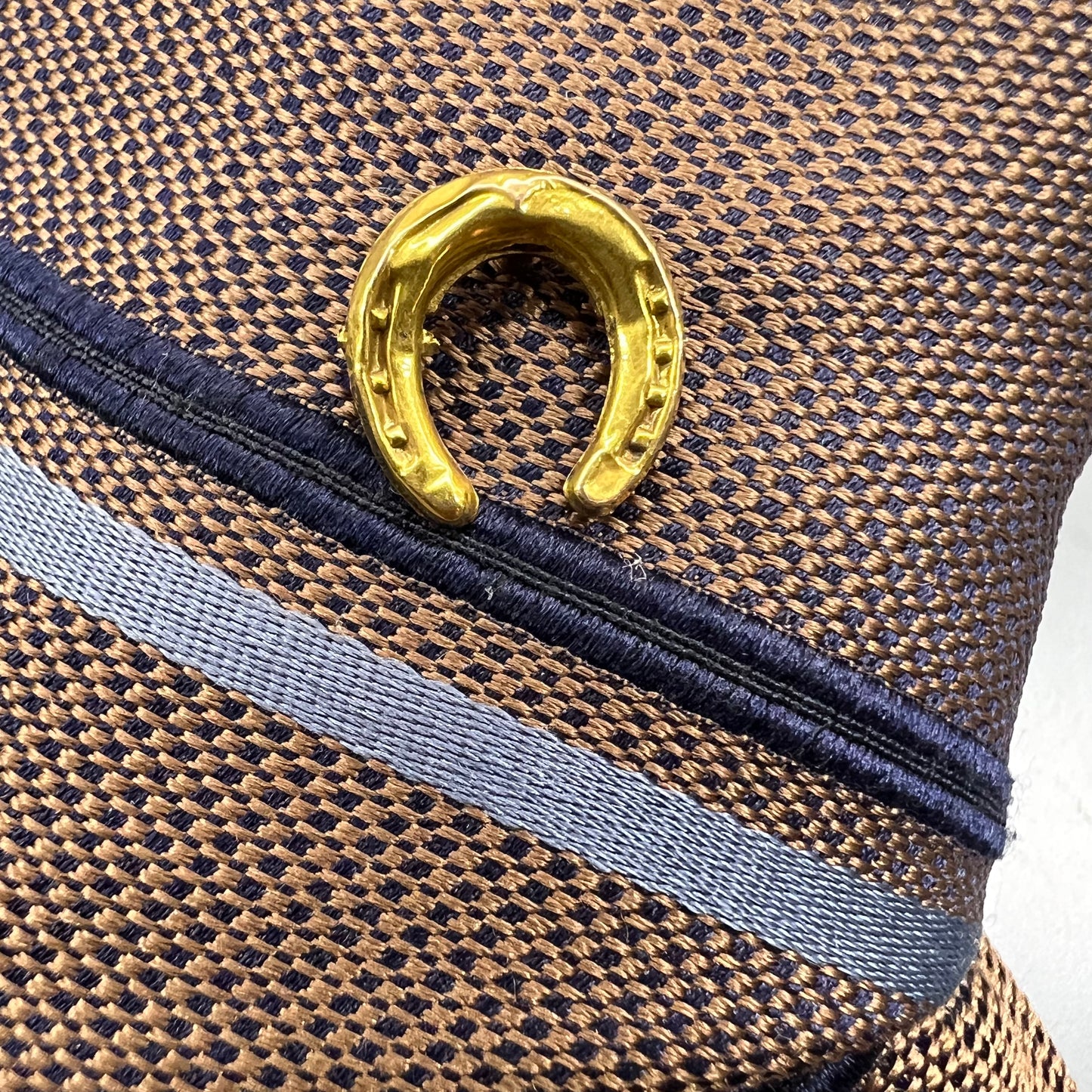 Englische viktorianische Hufeisenbrosche aus 9-karätigem Gold.