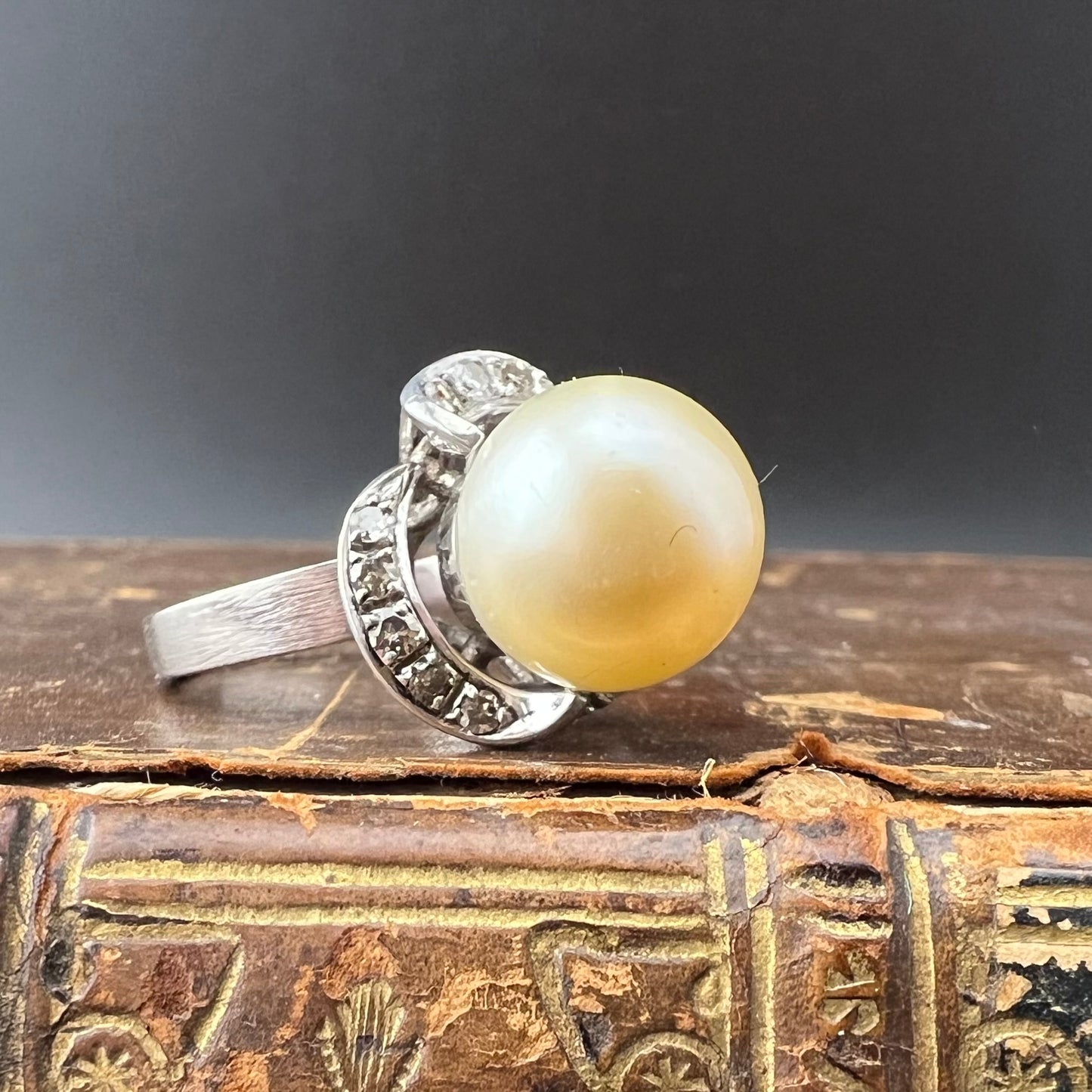 18K white gold pearl and diamond ring