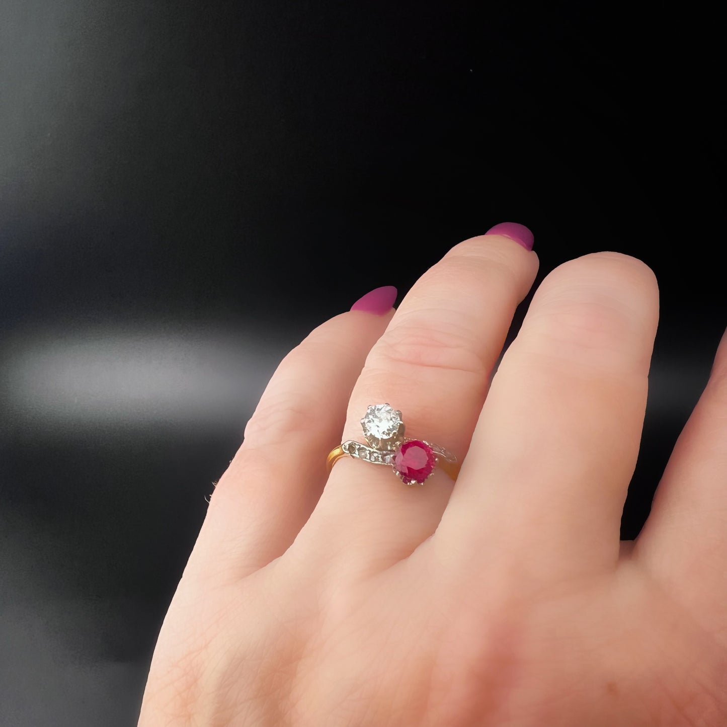 Toi et moi - contrariè ring in 18 ct gold with 0.40 ct old mine diamond and synthetic ruby