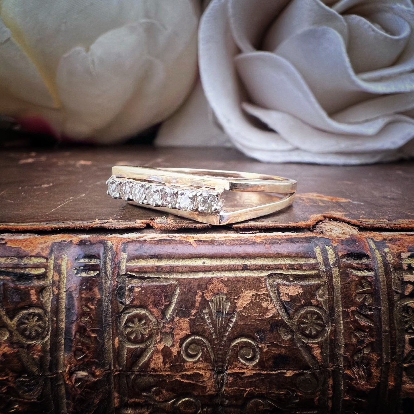 Anello vintage inglese con diamanti – modello a ponte obliquo (Sheffield, 1980)