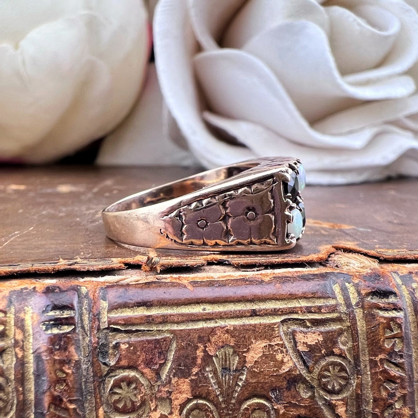Anello vintage in oro 9 carati, opali e zaffiri-Londra 1980