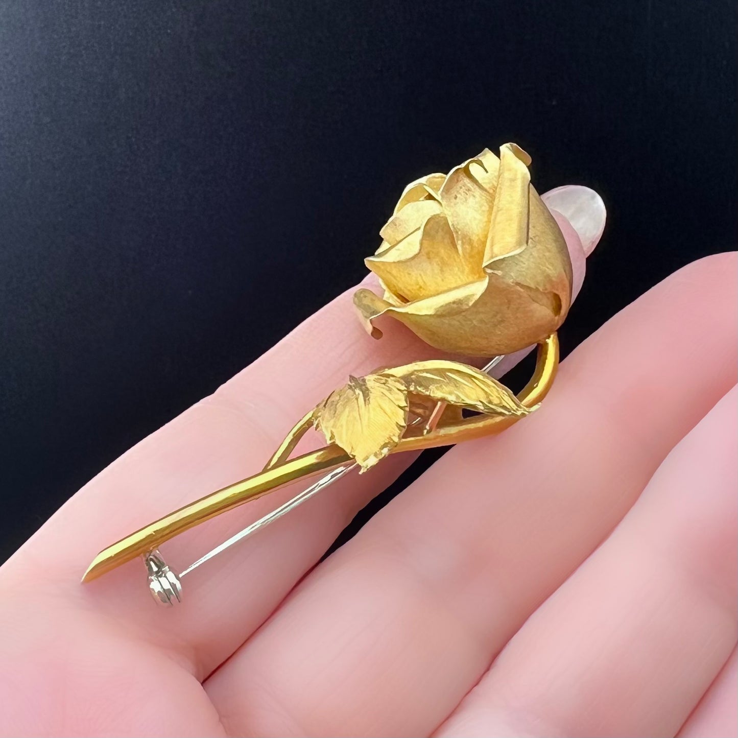 Skulpturale Brosche aus 18 Karat Gold in Form einer blühenden Rose