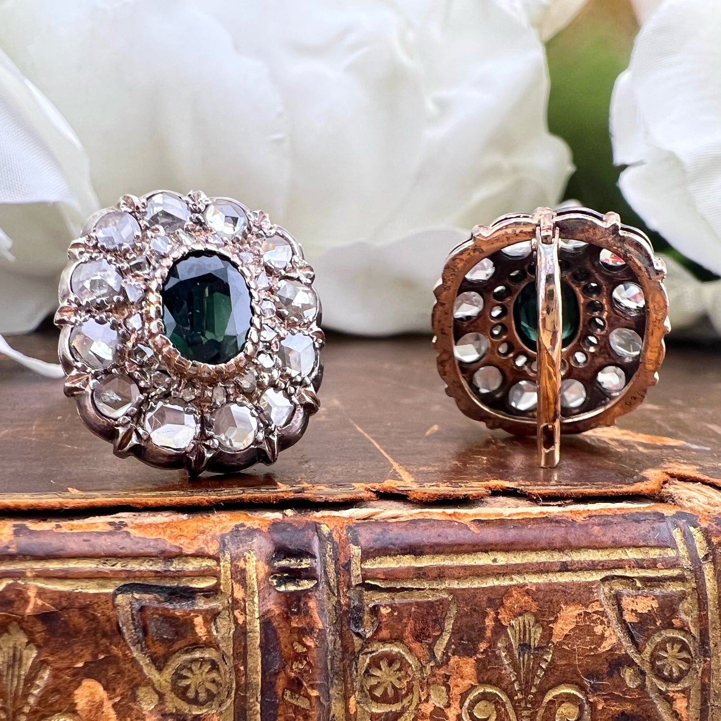 Orecchini margherita in oro/argento con zaffiri verde-blu teal e diamanti