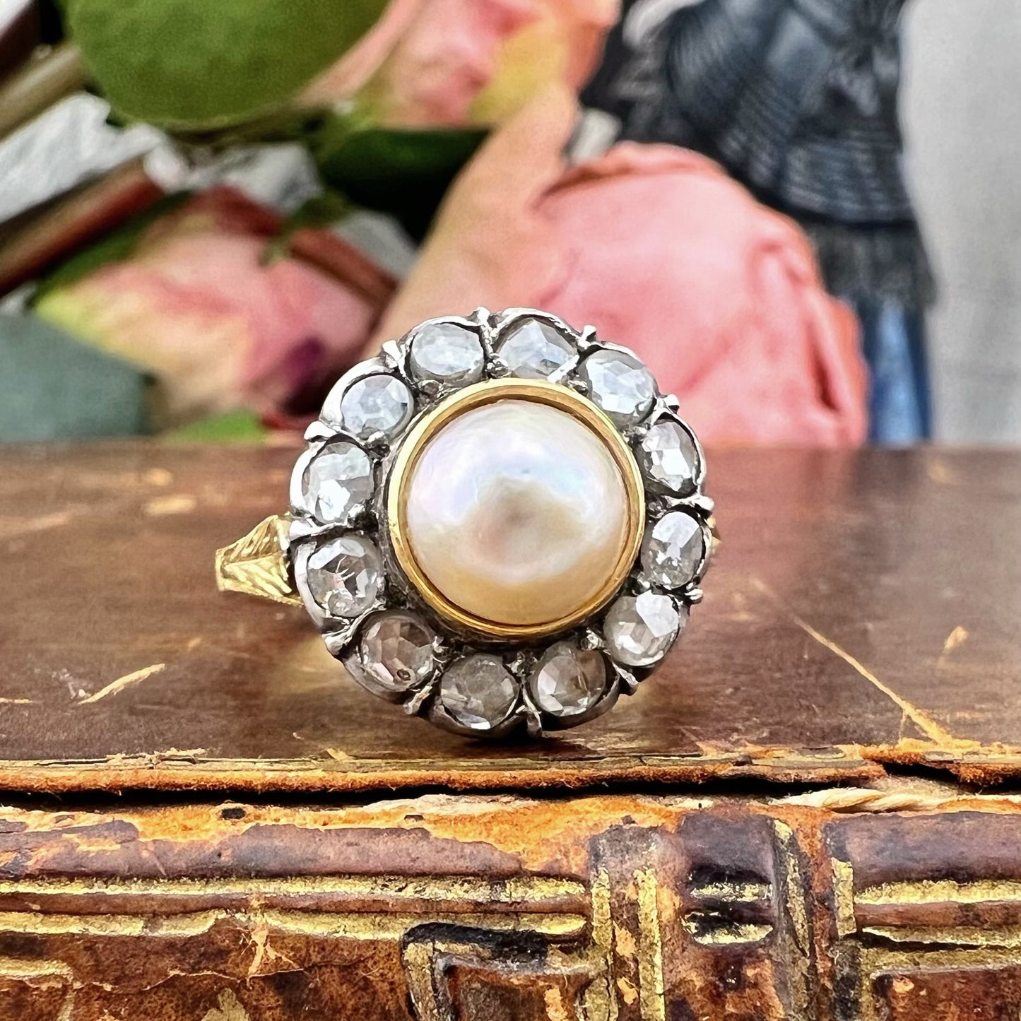 Anello antico in oro 18K con perla Mabè e diamanti a taglio rosa