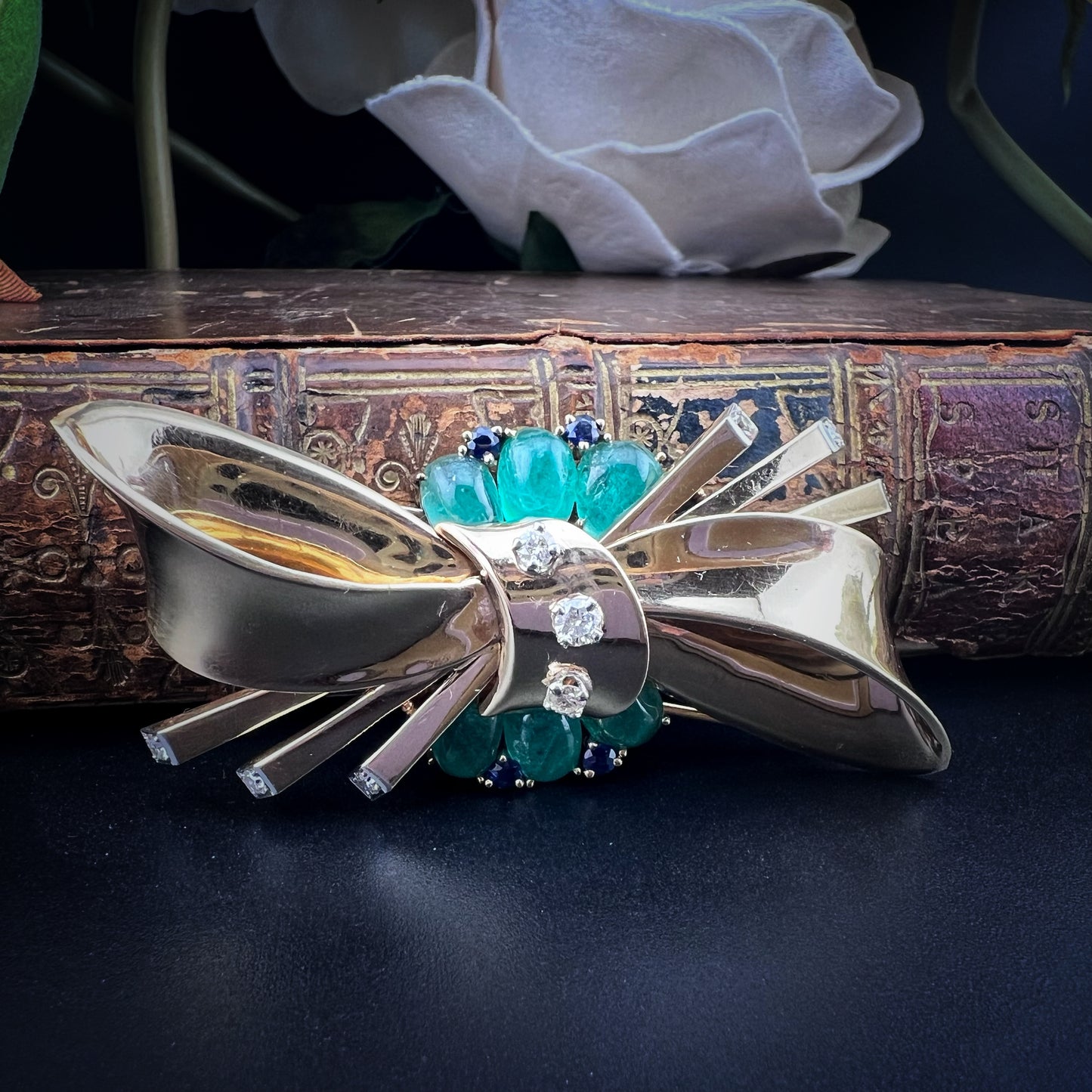 Importante spilla in oro, diamanti, smeraldi e zaffiri: Trabert & Hoeffer/Mauboussin REFLECTION