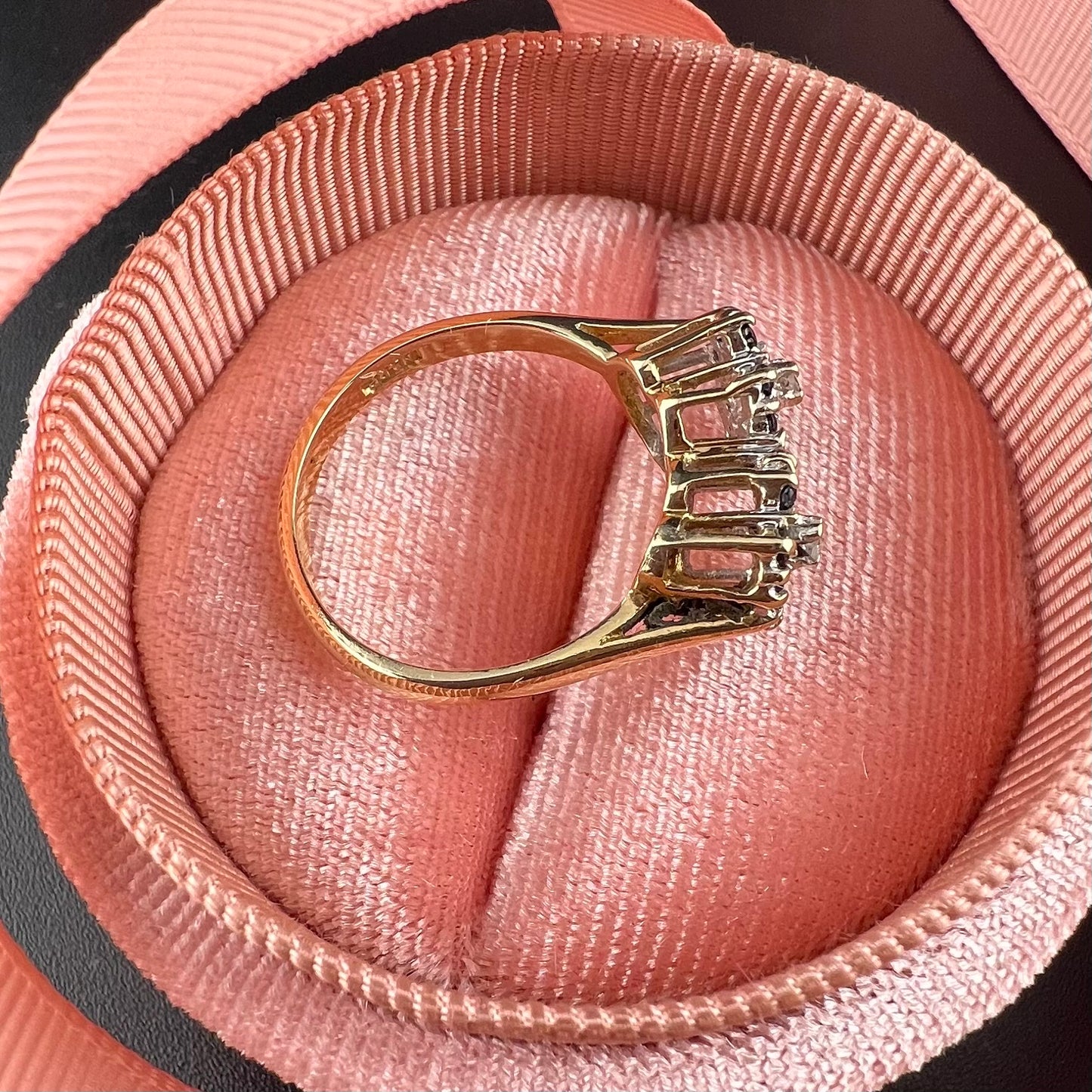 Ring mit zwei Herzen aus Saphiren und Diamanten