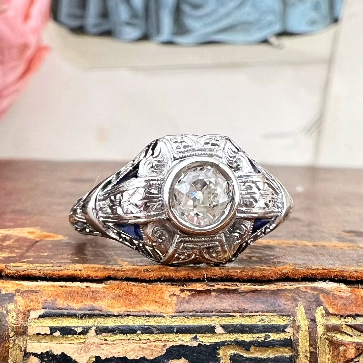 Anello Art Déco in platino con diamante Old Mine e zaffiri naturali. Italia c. 1920-30