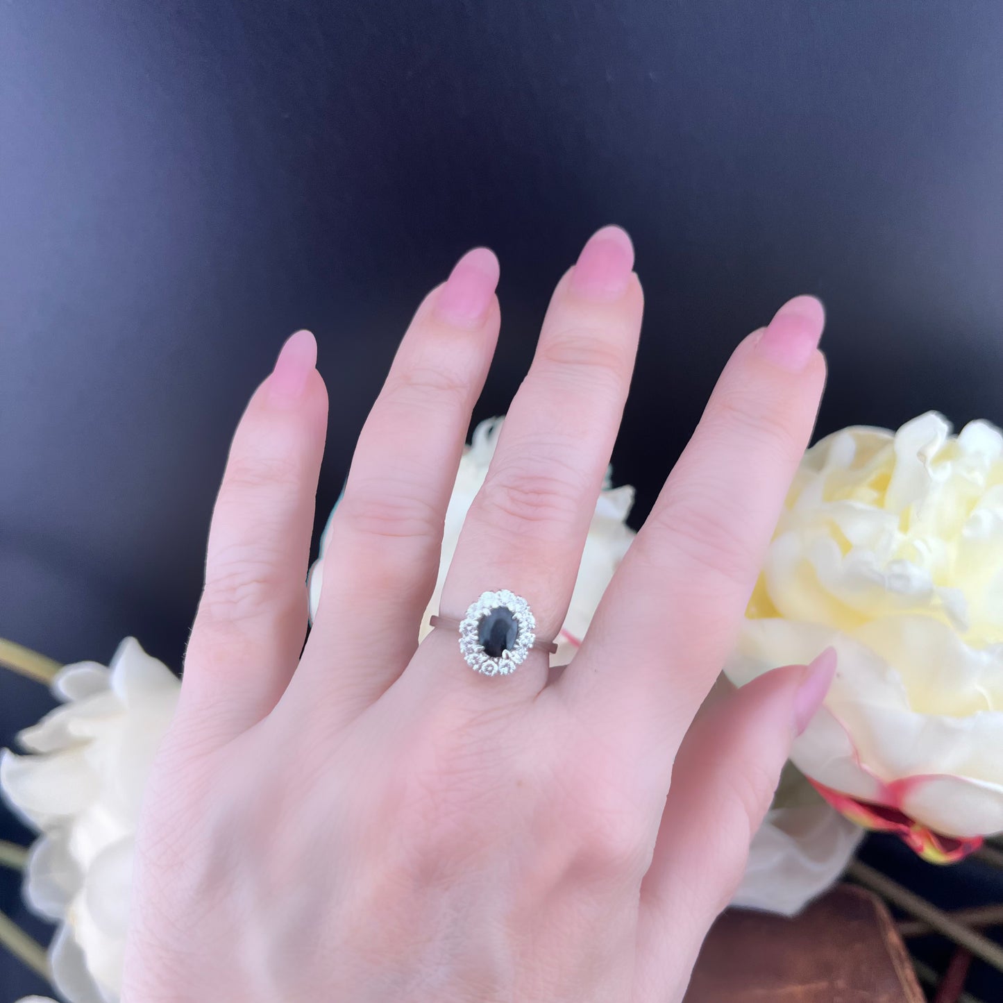 18K gold daisy ring with diamonds and sapphire