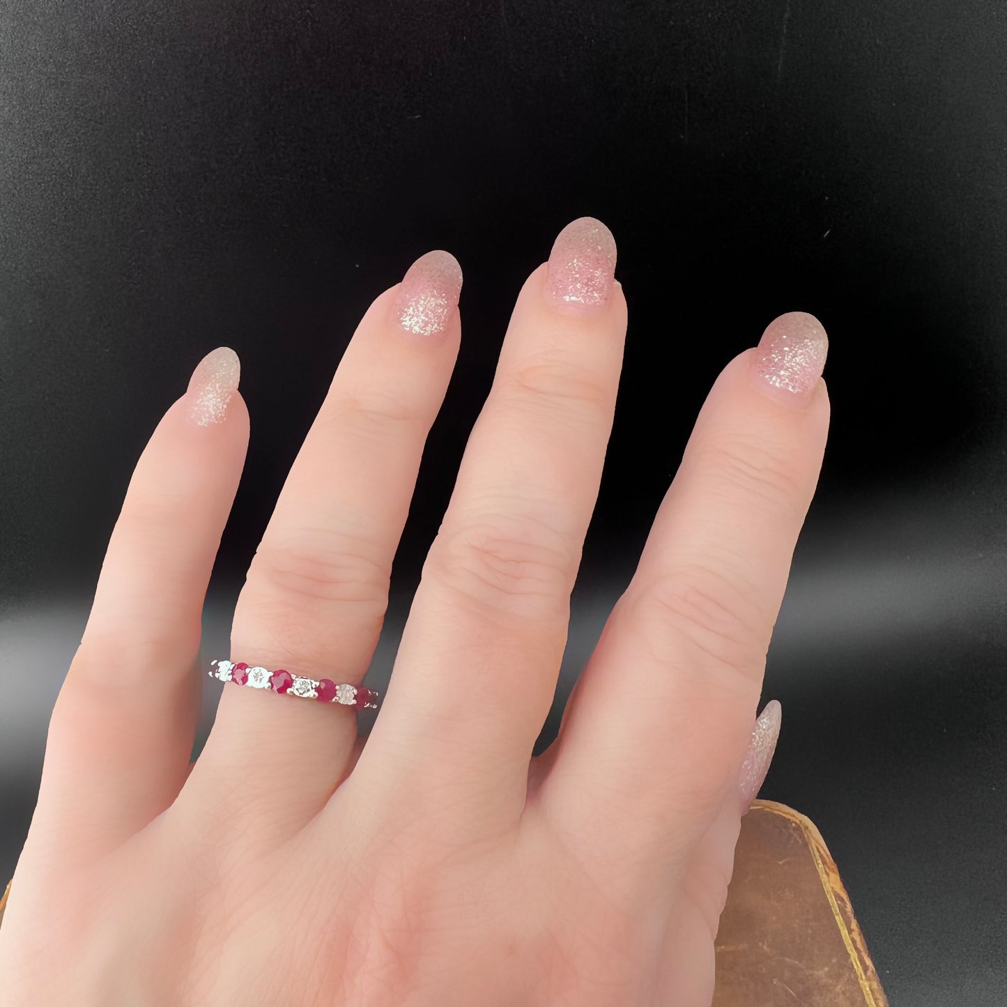 Vintage-Ring aus Weißgold, Rubinen und Diamanten