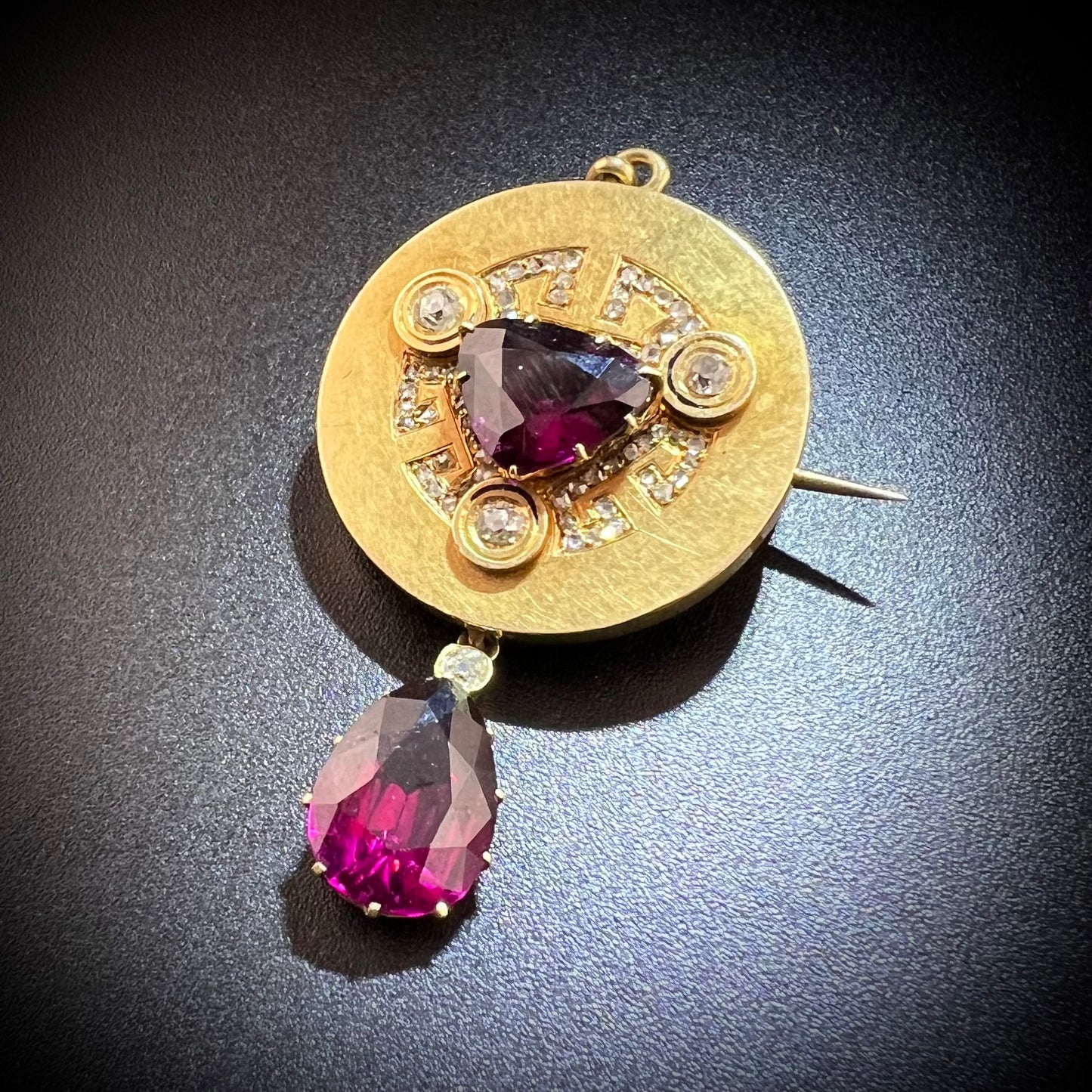 Art Deco brooch pendant in gold, amethysts, diamonds