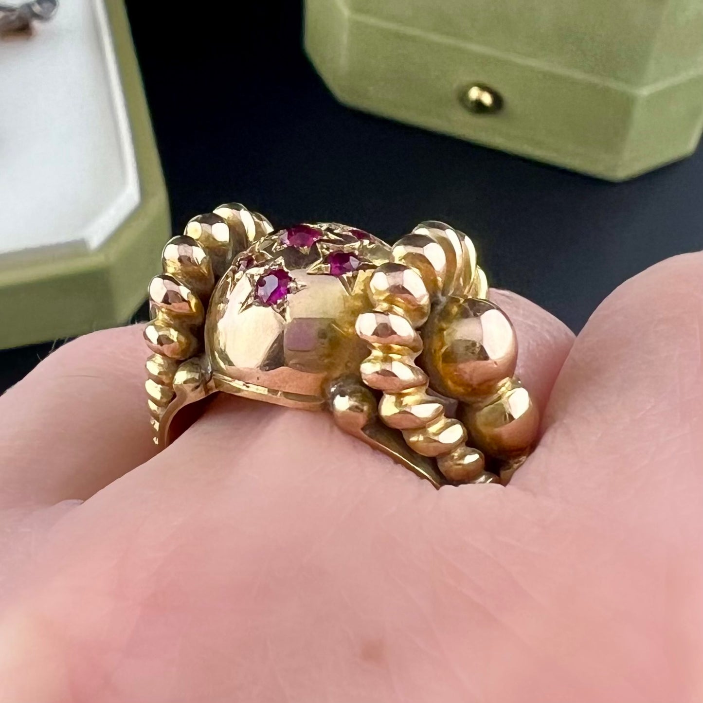 18kt gold ring with natural rubies. Italy, 1940.