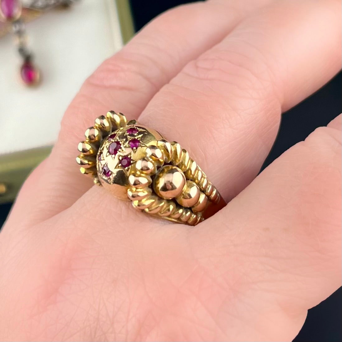 18kt gold ring with natural rubies. Italy, 1940.