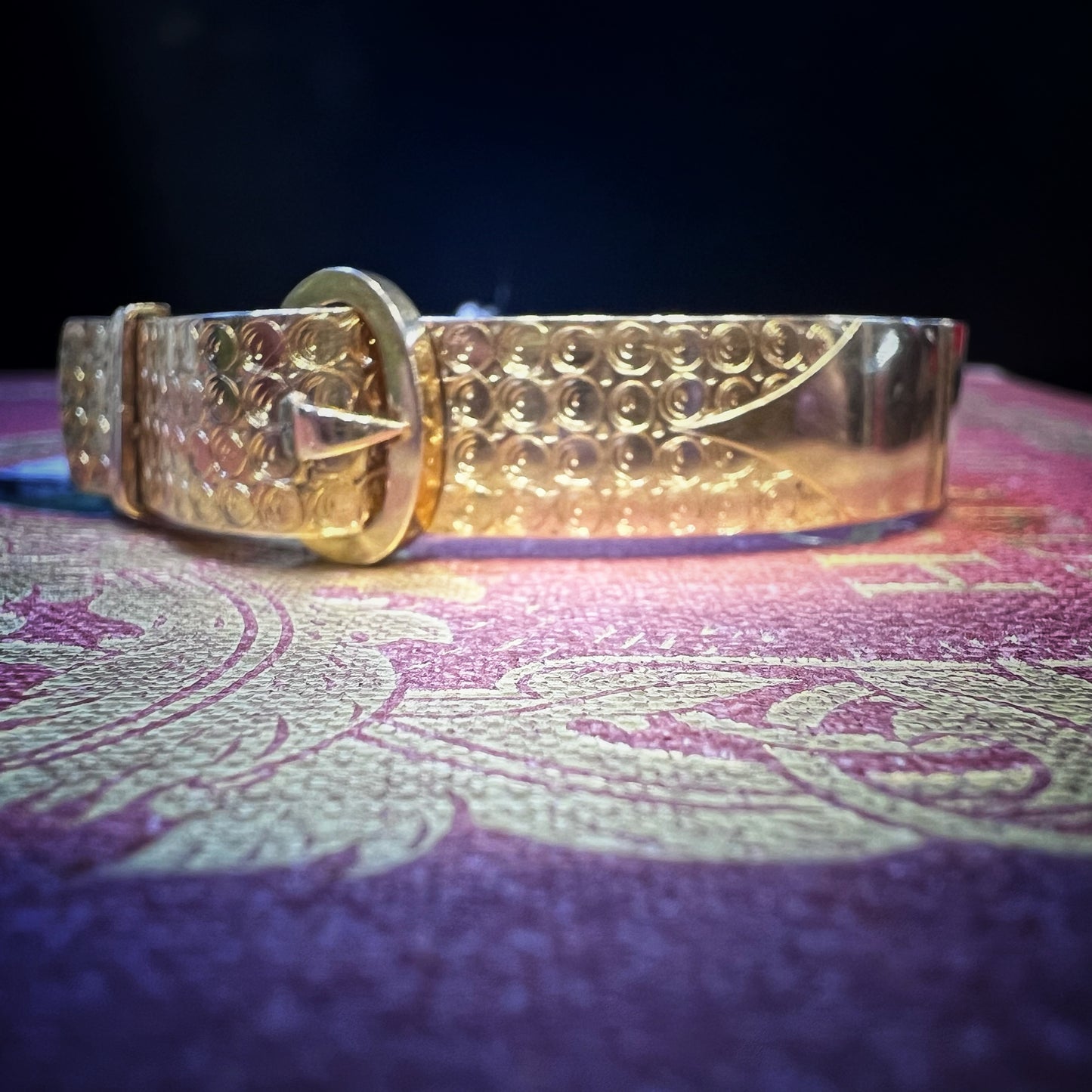 Starres Armband im Stil der 1930er Jahre mit Schnallenverzierung aus 18 Karat Gold