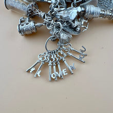 Carica l&#39;immagine nel visualizzatore di Gallery, Ricco bracciale vintage charms in argento
