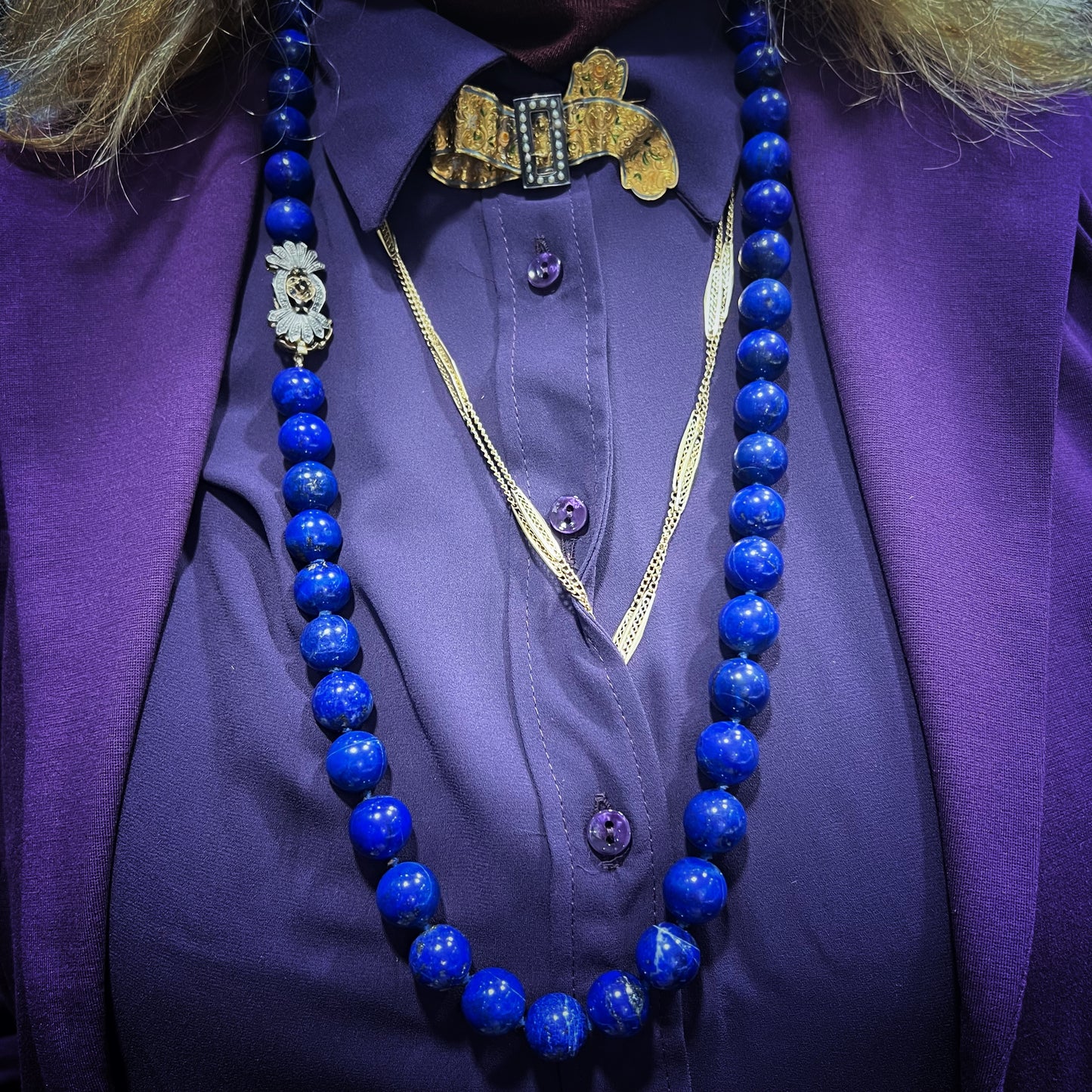 Necklace with natural lapis lazuli measuring 14 mm by 90 cm. Weight 242 grams. Clasp in gold, silver, diamonds and sapphires.